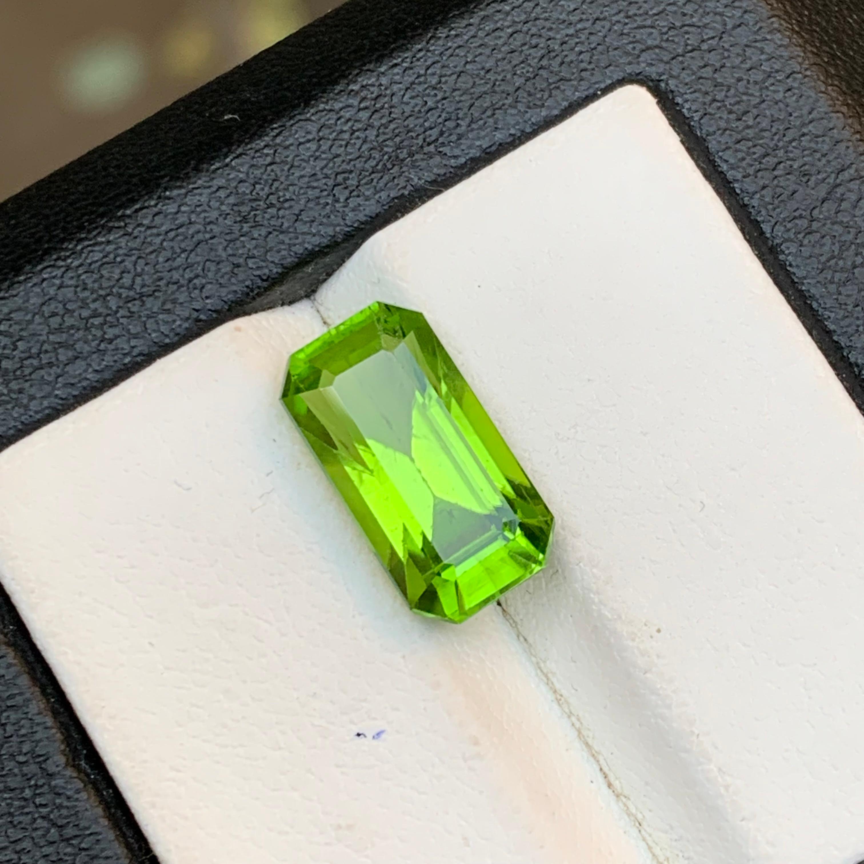 Peridot vert vif 6.14 Ct Emerald Cut Natural Loose Gemstone for Ring-Jewelry (Peridot vert vif 6.14 Ct Emerald Cut Natural Loose Gemstone (Peridot vert vif 6.14 Ct Emerald Cut Natural) pour bague-bijoux) Neuf - En vente à Peshawar, PK