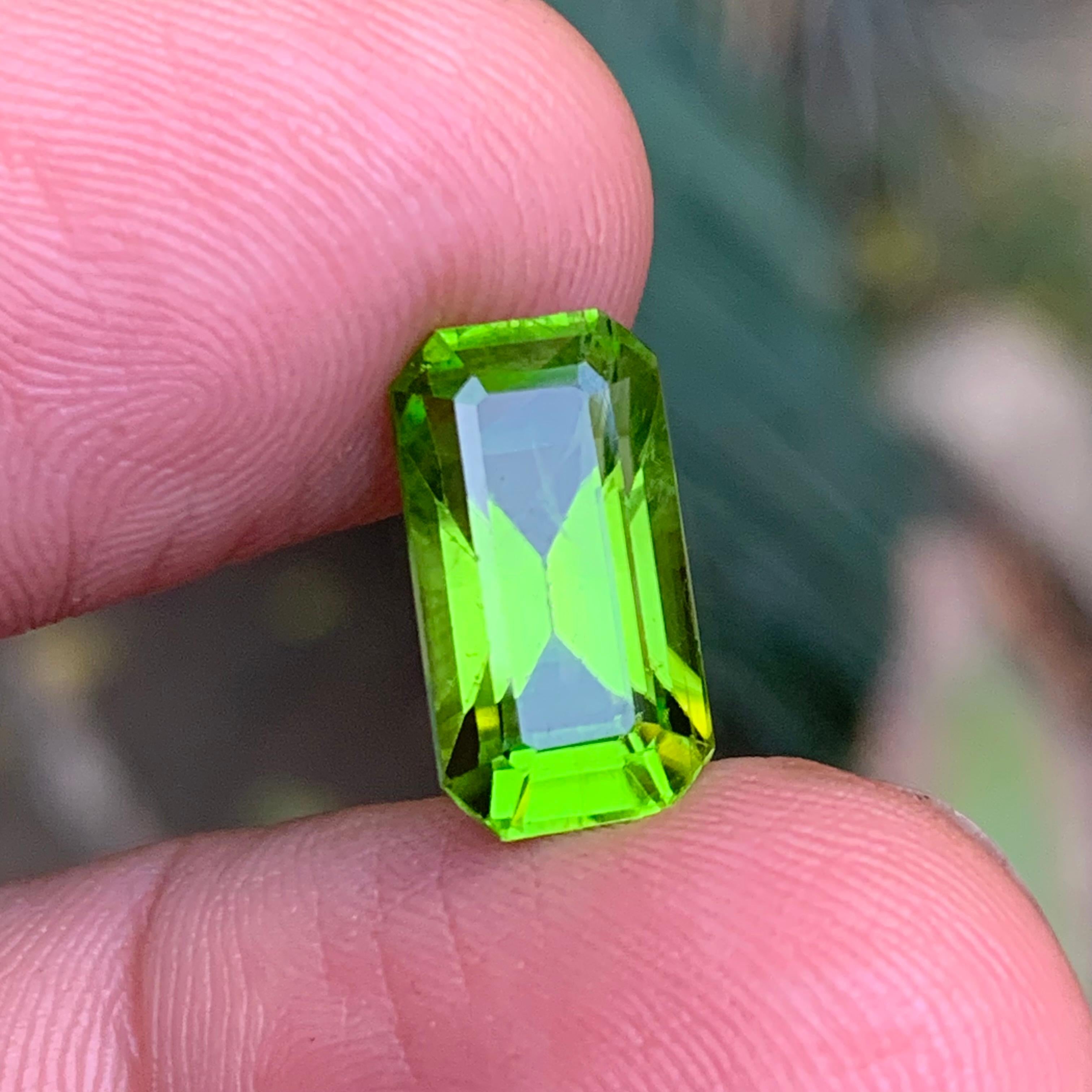 Peridot vert vif 6.14 Ct Emerald Cut Natural Loose Gemstone for Ring-Jewelry (Peridot vert vif 6.14 Ct Emerald Cut Natural Loose Gemstone (Peridot vert vif 6.14 Ct Emerald Cut Natural) pour bague-bijoux) Unisexe en vente