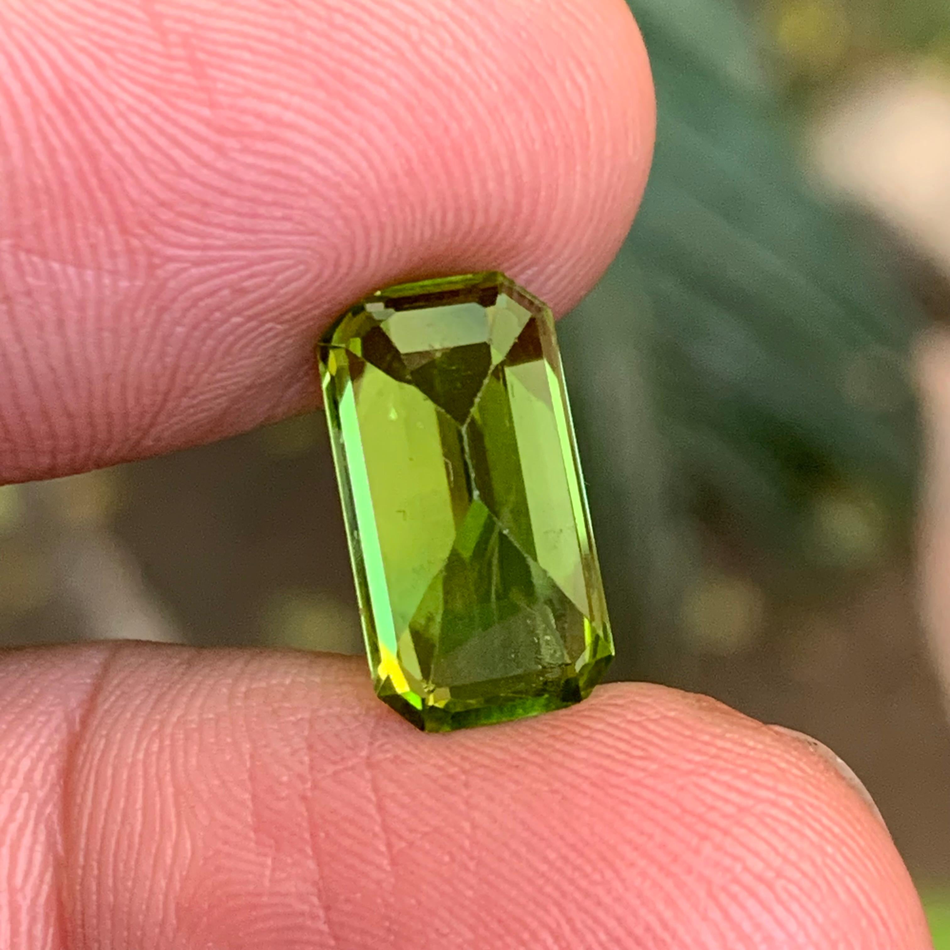 Peridot vert vif 6.14 Ct Emerald Cut Natural Loose Gemstone for Ring-Jewelry (Peridot vert vif 6.14 Ct Emerald Cut Natural Loose Gemstone (Peridot vert vif 6.14 Ct Emerald Cut Natural) pour bague-bijoux) en vente 1