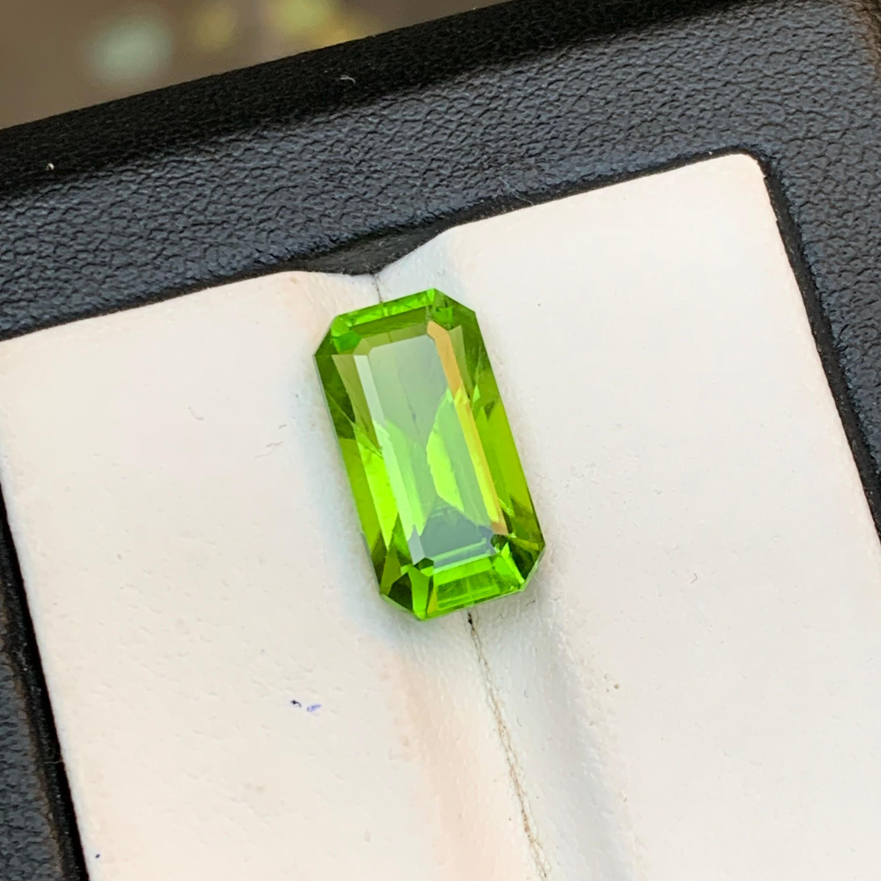Peridot vert vif 6.14 Ct Emerald Cut Natural Loose Gemstone for Ring-Jewelry (Peridot vert vif 6.14 Ct Emerald Cut Natural Loose Gemstone (Peridot vert vif 6.14 Ct Emerald Cut Natural) pour bague-bijoux) en vente 2