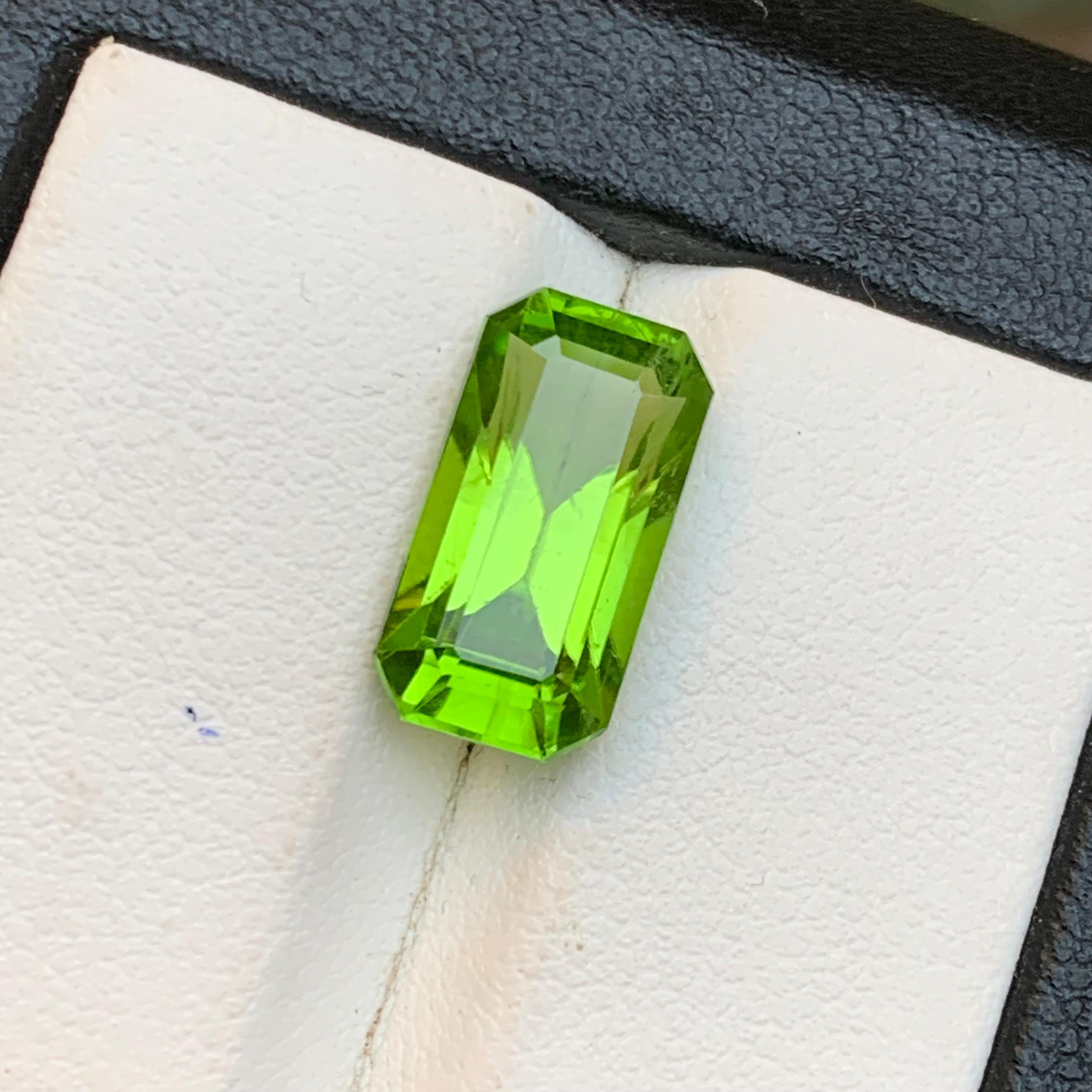 Peridot vert vif 6.14 Ct Emerald Cut Natural Loose Gemstone for Ring-Jewelry (Peridot vert vif 6.14 Ct Emerald Cut Natural Loose Gemstone (Peridot vert vif 6.14 Ct Emerald Cut Natural) pour bague-bijoux) en vente 3