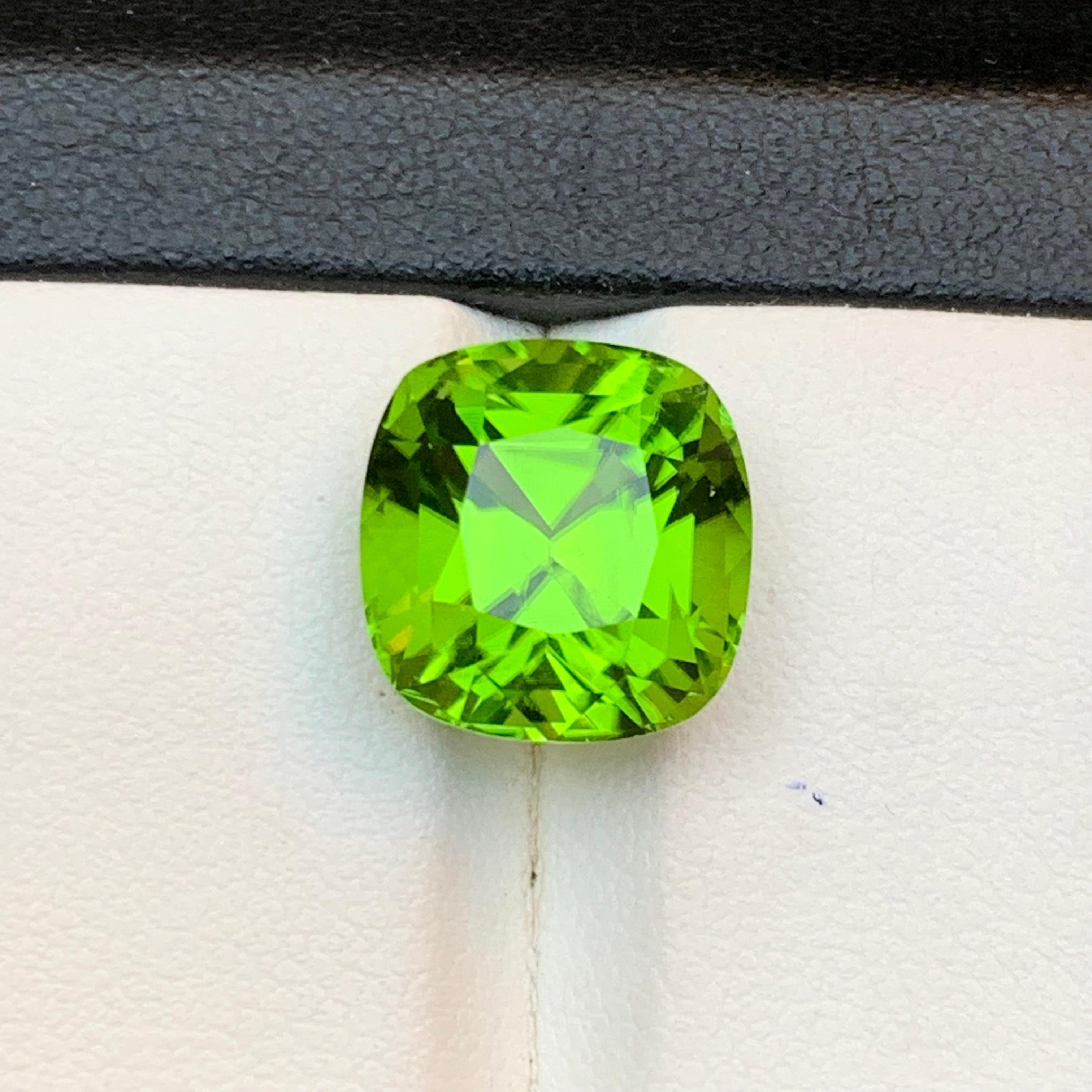 Peridoto verde vivo 9,32 carati taglio cuscino Gemma naturale sfusa per anello - Gioielli in vendita 4