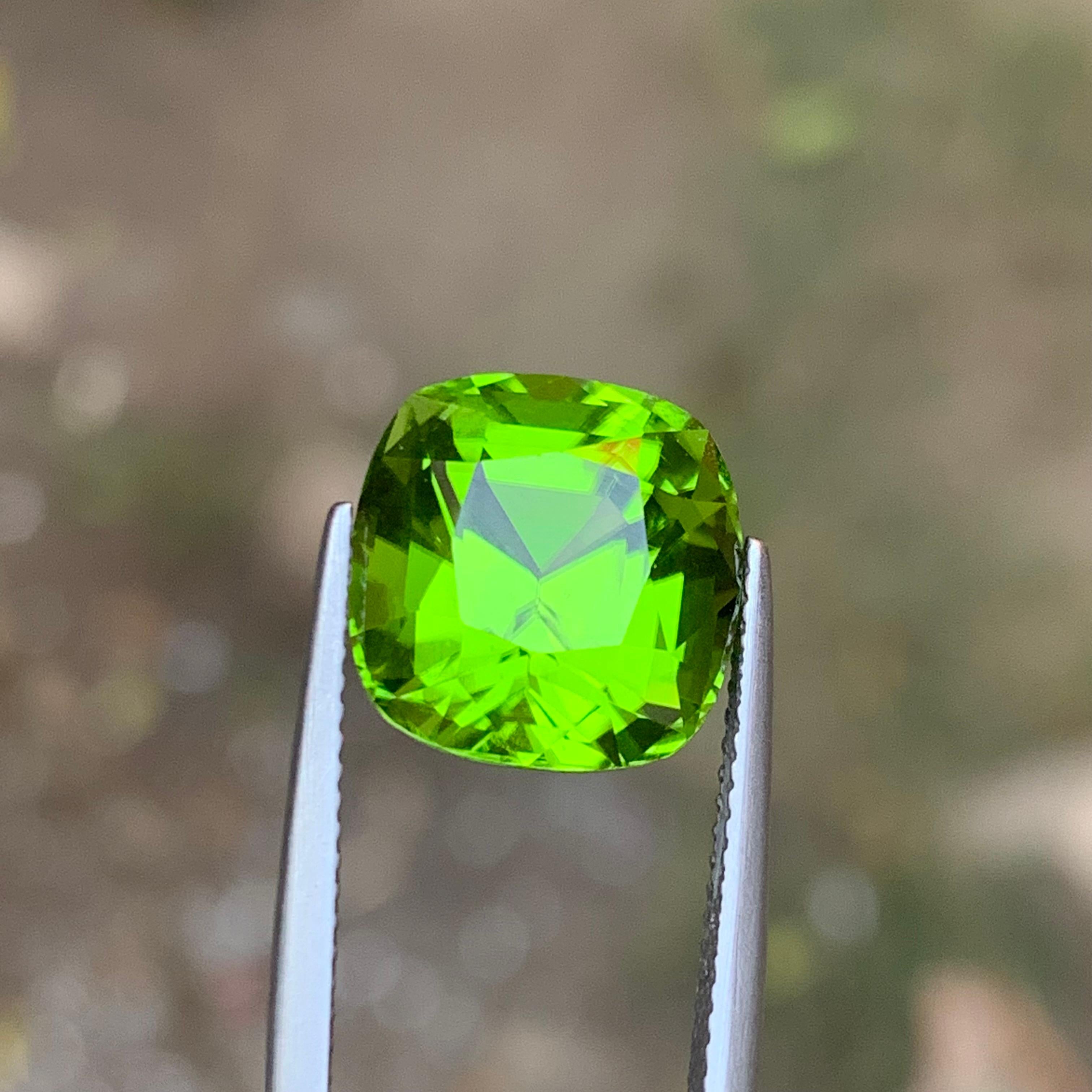Peridoto verde vivo 9,32 carati taglio cuscino Gemma naturale sfusa per anello - Gioielli in vendita 6