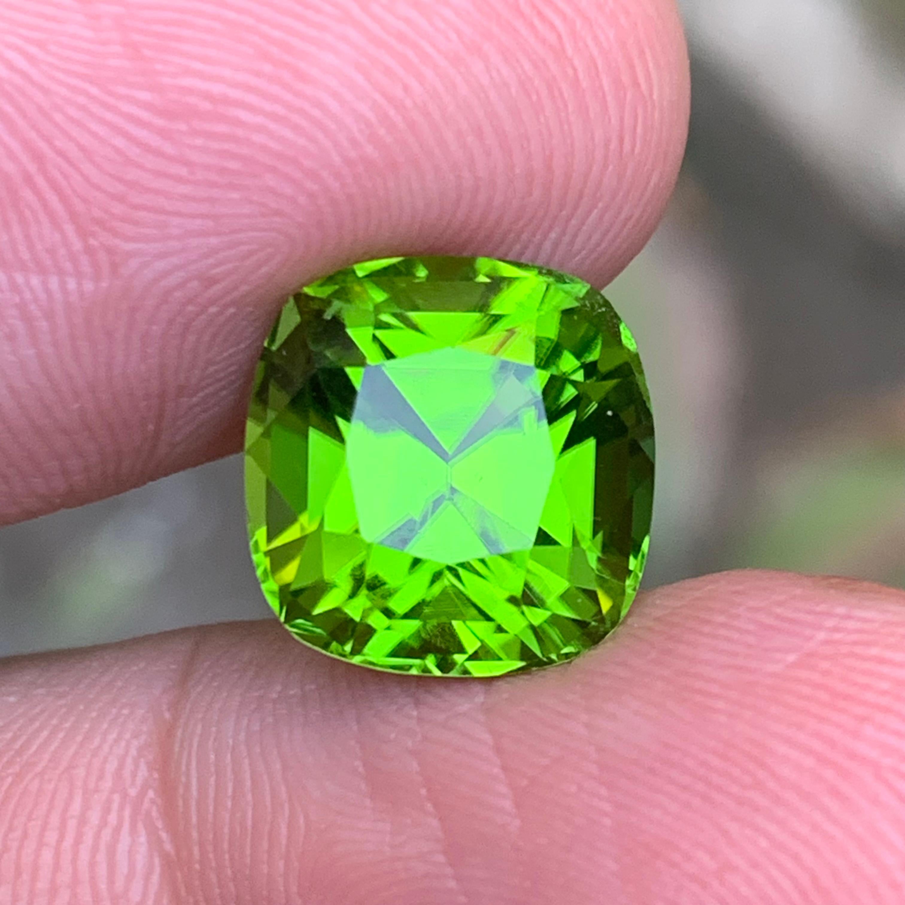 Contemporaneo Peridoto verde vivo 9,32 carati taglio cuscino Gemma naturale sfusa per anello - Gioielli in vendita