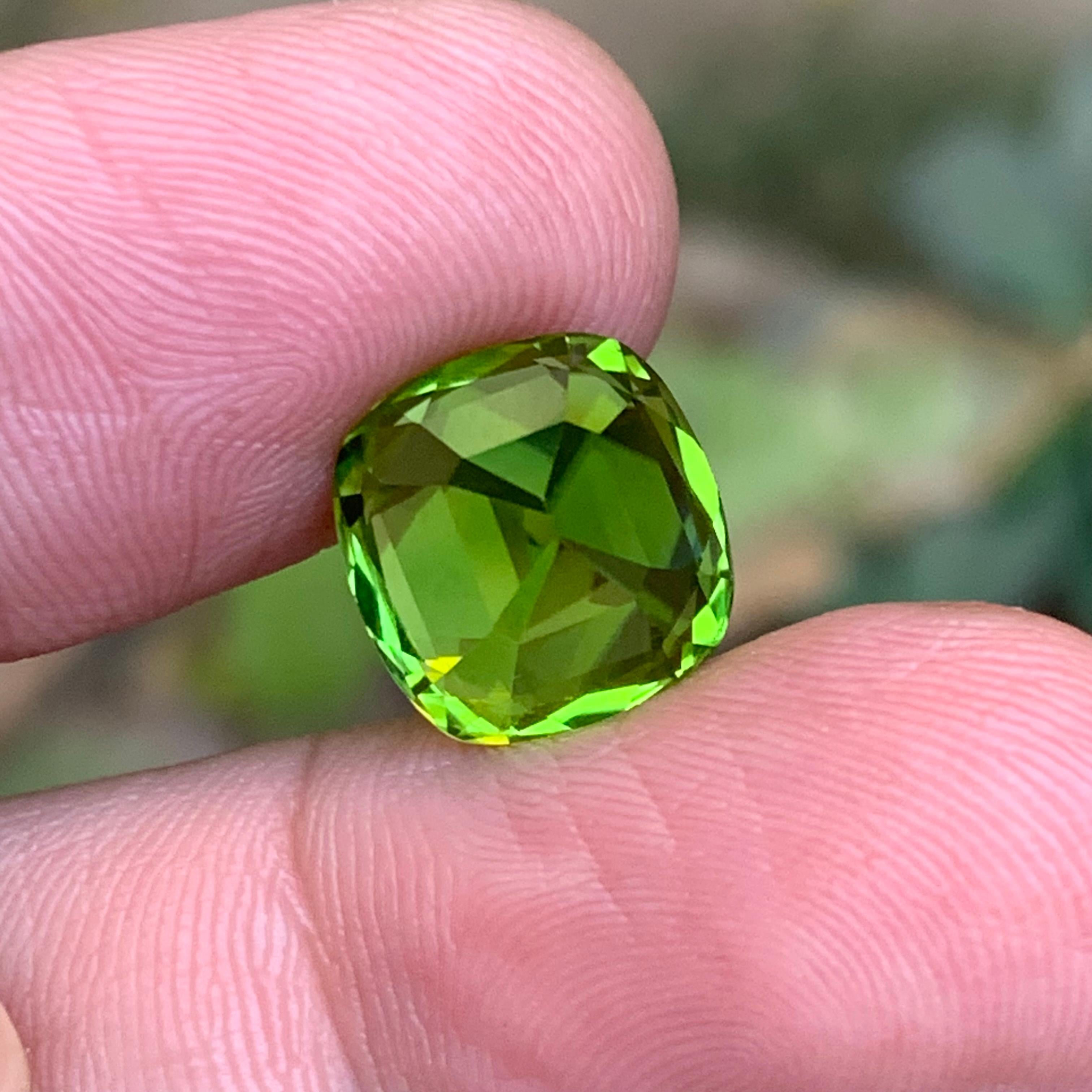 Taglio cuscino Peridoto verde vivo 9,32 carati taglio cuscino Gemma naturale sfusa per anello - Gioielli in vendita