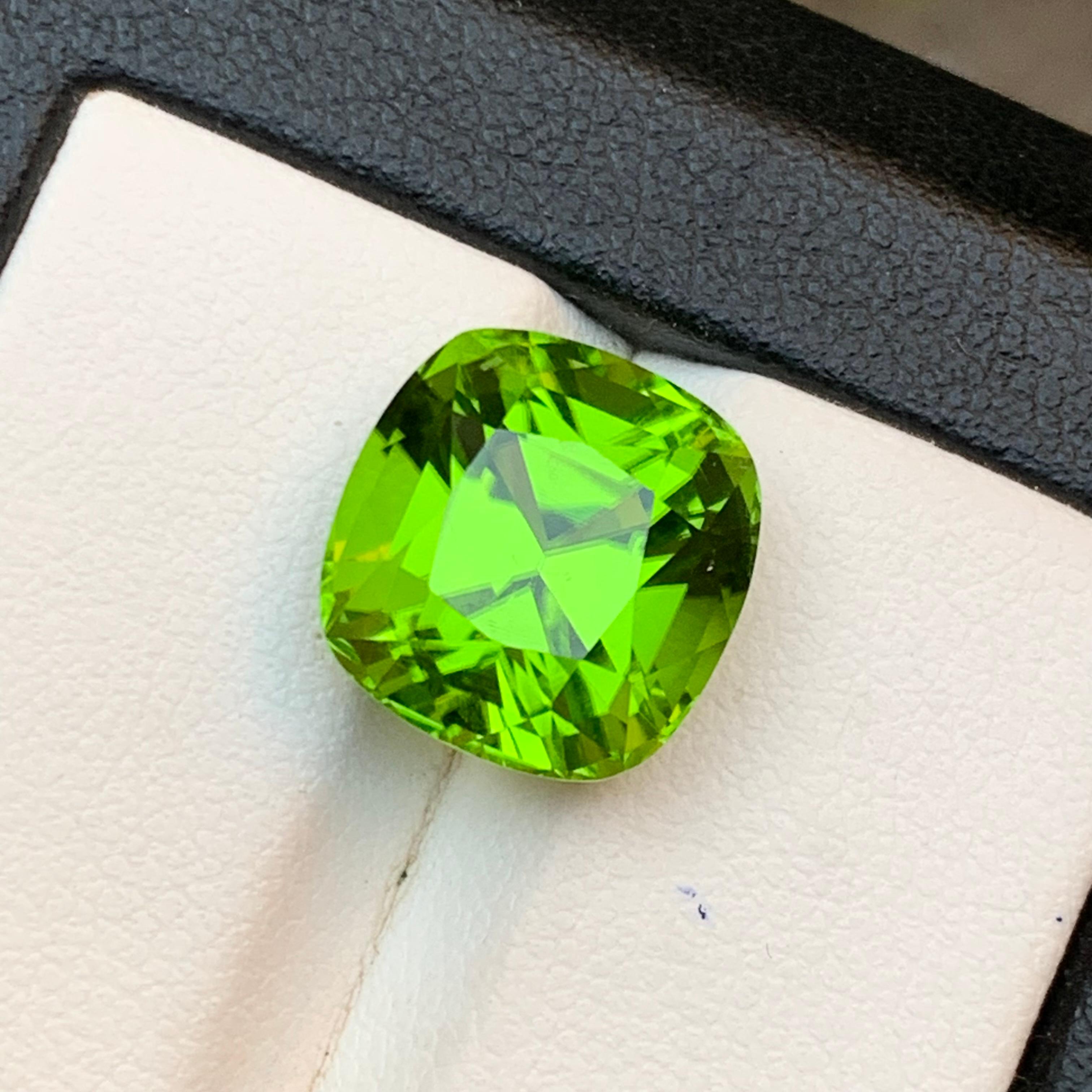 Peridoto verde vivo 9,32 carati taglio cuscino Gemma naturale sfusa per anello - Gioielli In condizioni Nuovo in vendita a Peshawar, PK