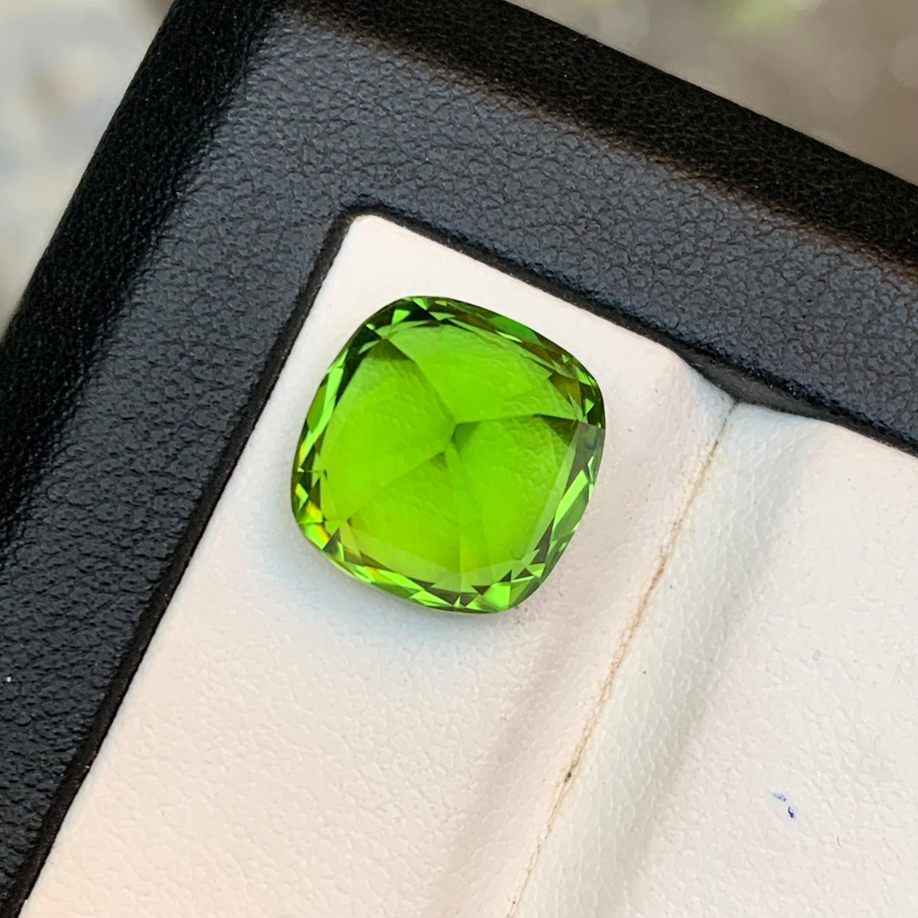 da uomo o donna Peridoto verde vivo 9,32 carati taglio cuscino Gemma naturale sfusa per anello - Gioielli in vendita