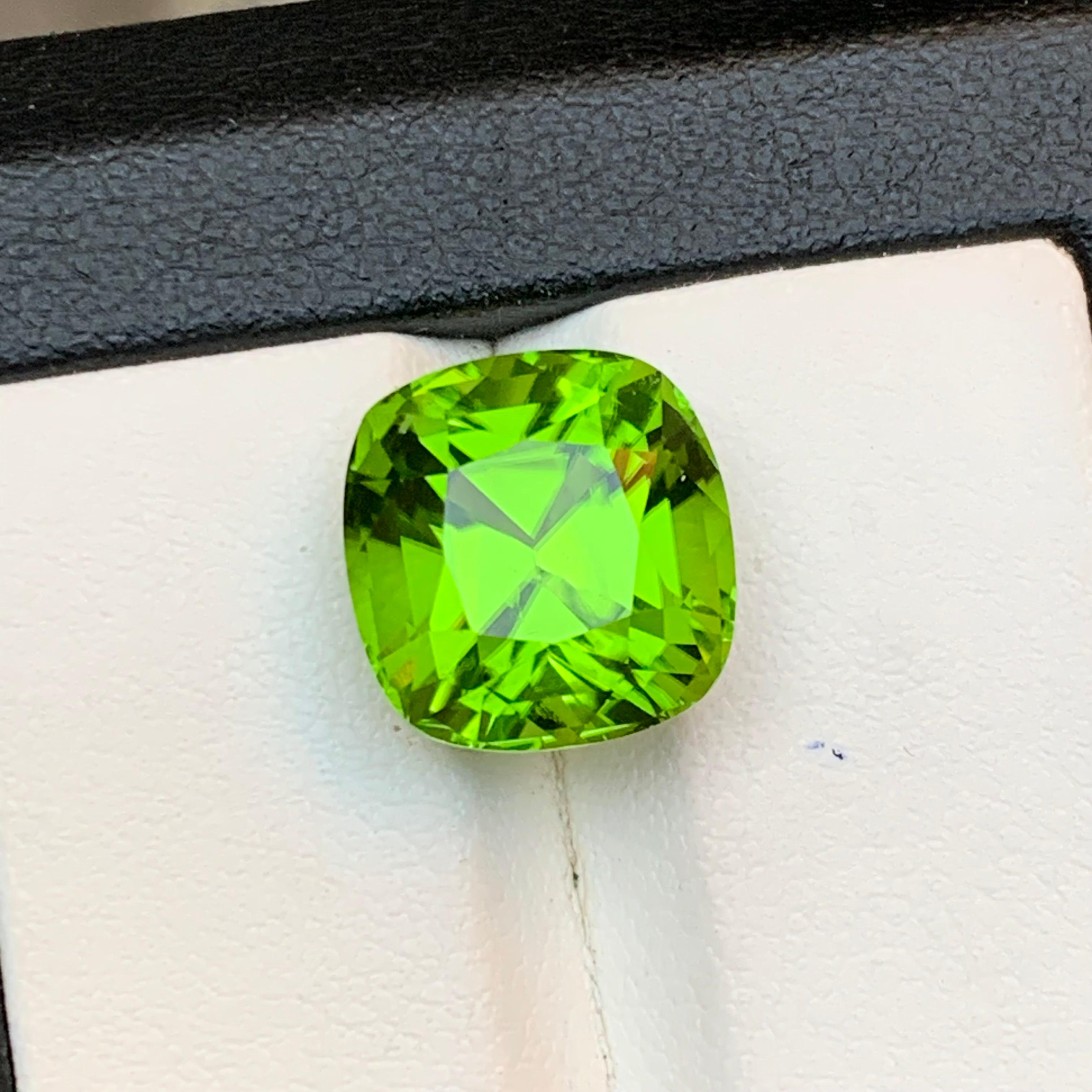 Peridoto verde vivo 9,32 carati taglio cuscino Gemma naturale sfusa per anello - Gioielli in vendita 1