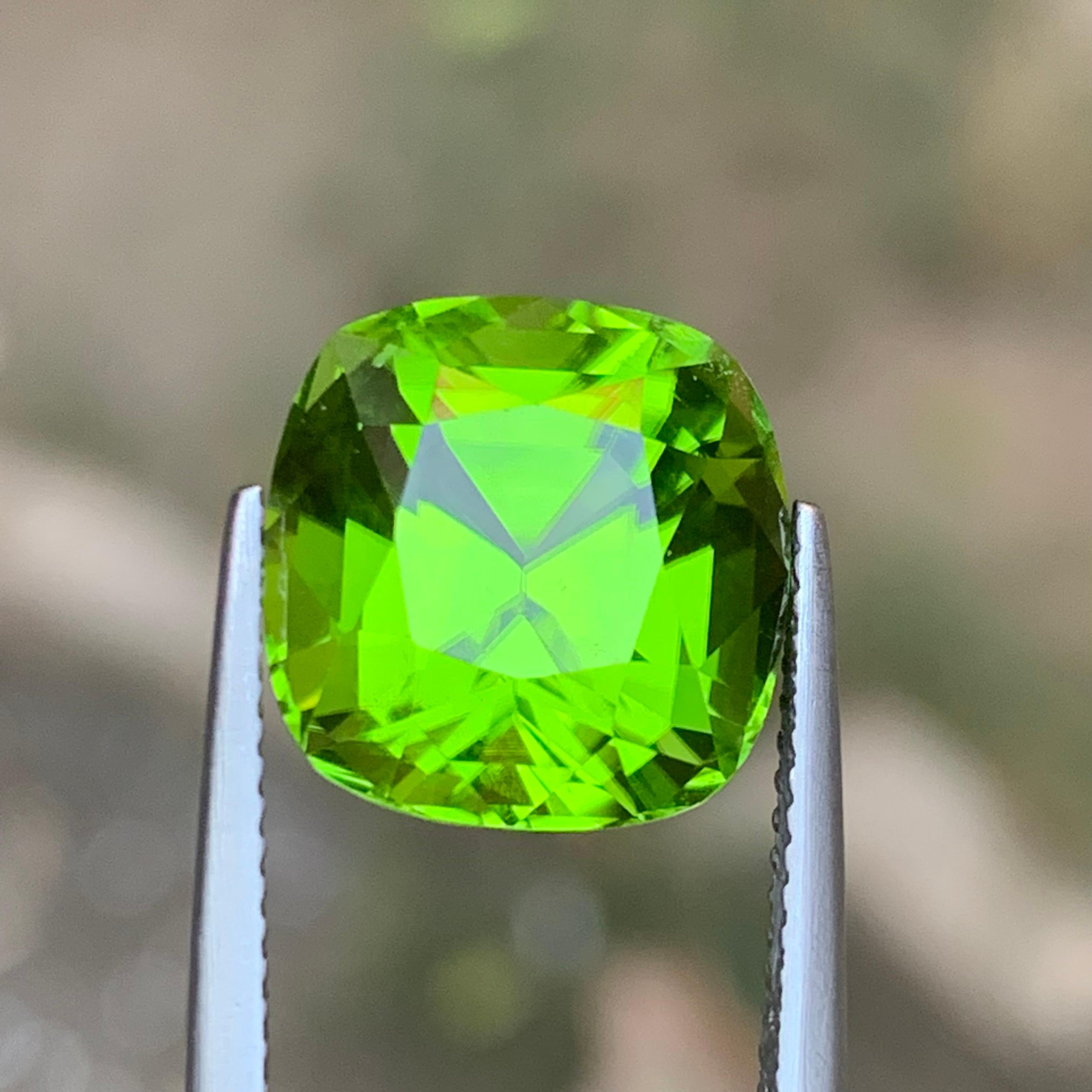 Peridoto verde vivo 9,32 carati taglio cuscino Gemma naturale sfusa per anello - Gioielli in vendita 2