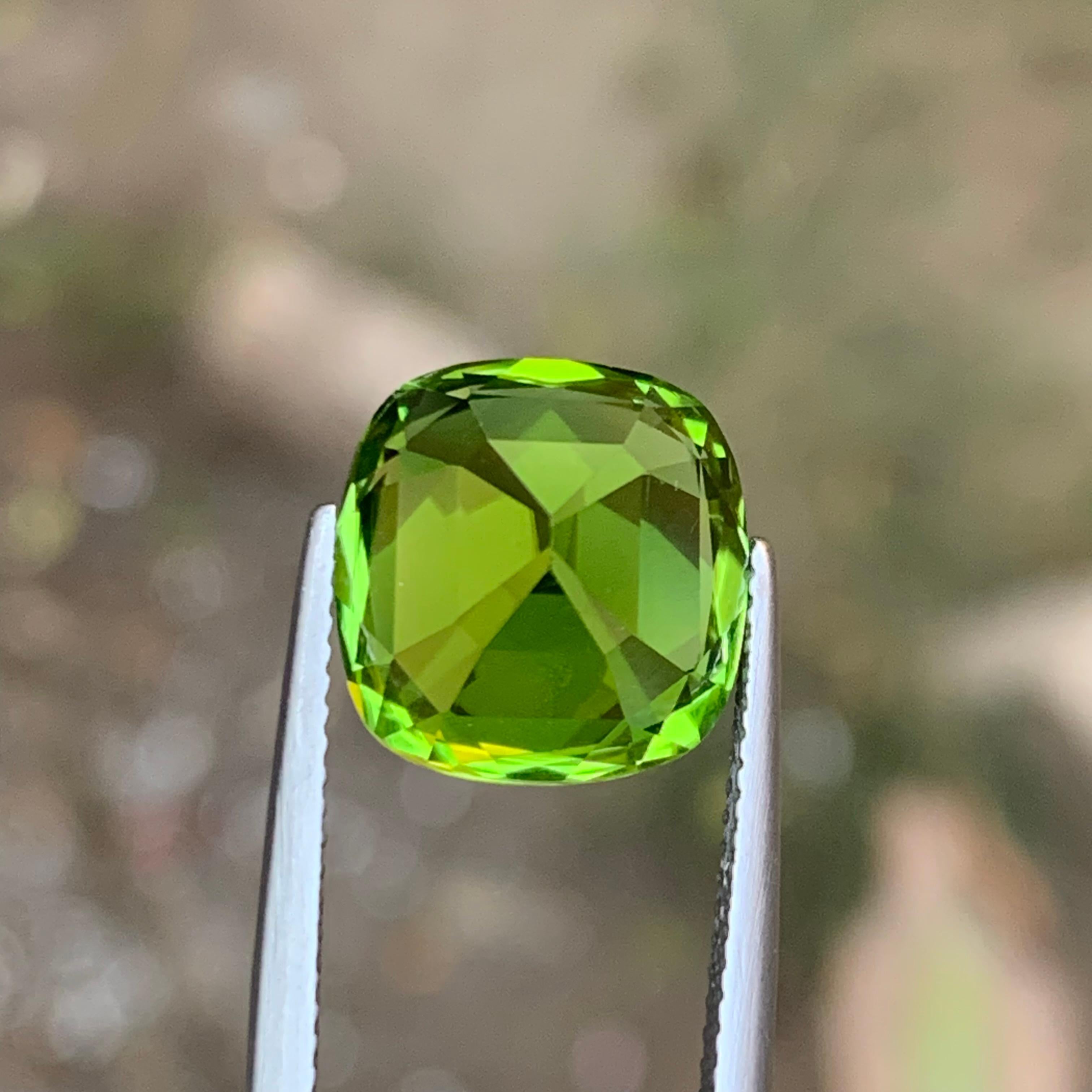 Peridoto verde vivo 9,32 carati taglio cuscino Gemma naturale sfusa per anello - Gioielli in vendita 3