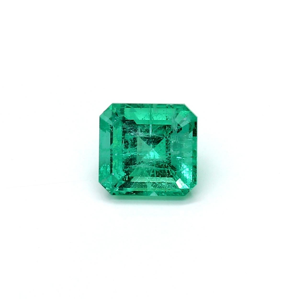 Une étonnante émeraude russe de 1,56 ct d'un vert vif qui permet aux bijoutiers de créer une pièce unique d'art portable.
Cette pierre précieuse de qualité exceptionnelle ferait un design de bijou sur mesure. Parfait pour une bague ou un