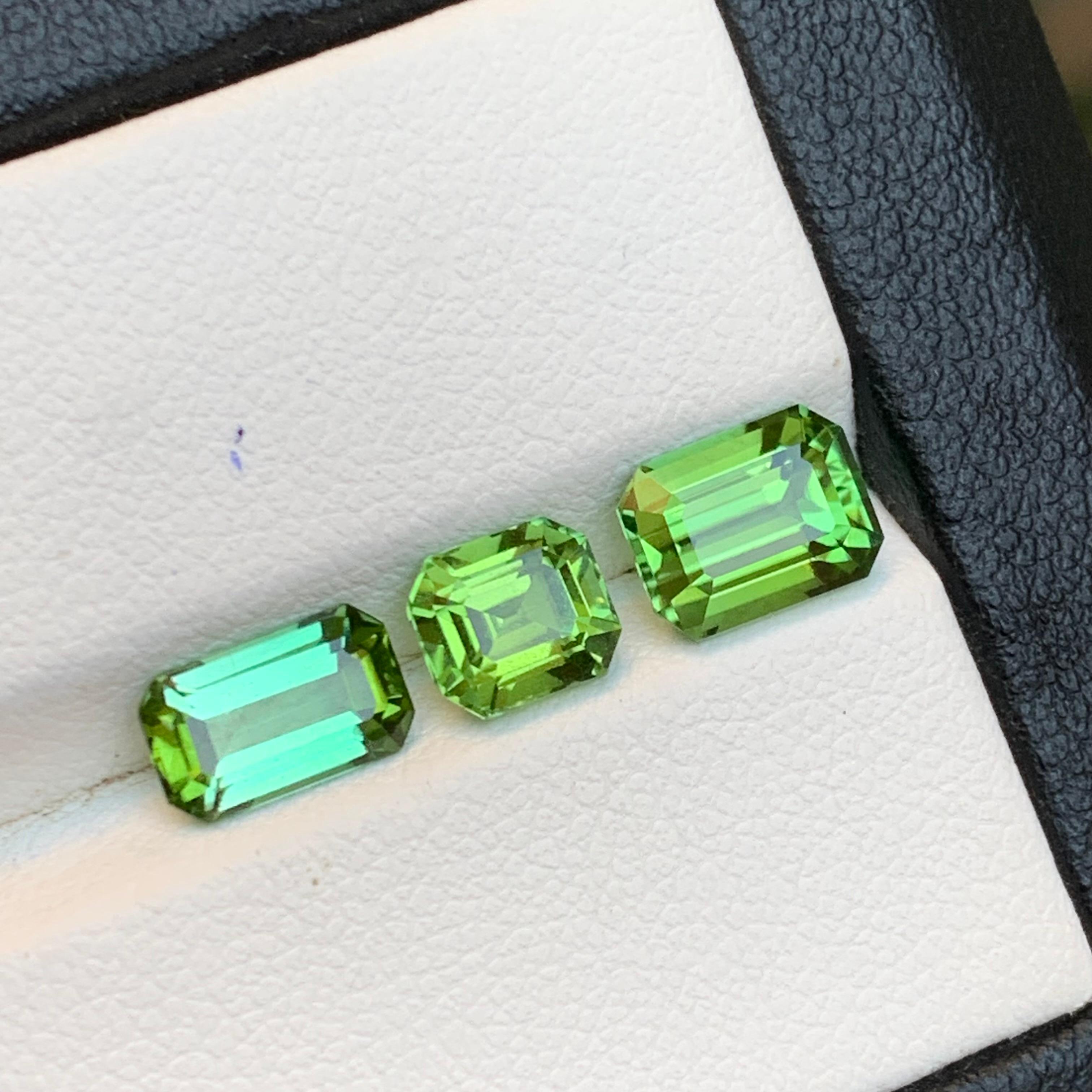 Vibrant Green Natural Tourmaline Loose Gemstones Parcel for Rings, Earrings, Necklace Pendant, Bracelet or any other Jewelry Setting-Emerald Cut from Kunar Afghanistan !!!

💎 TYPE DE PIERRE PRÉCIEUSE : Tourmaline
⚖️ POIDS : 4,03 carats
🪚 SHAPE &
