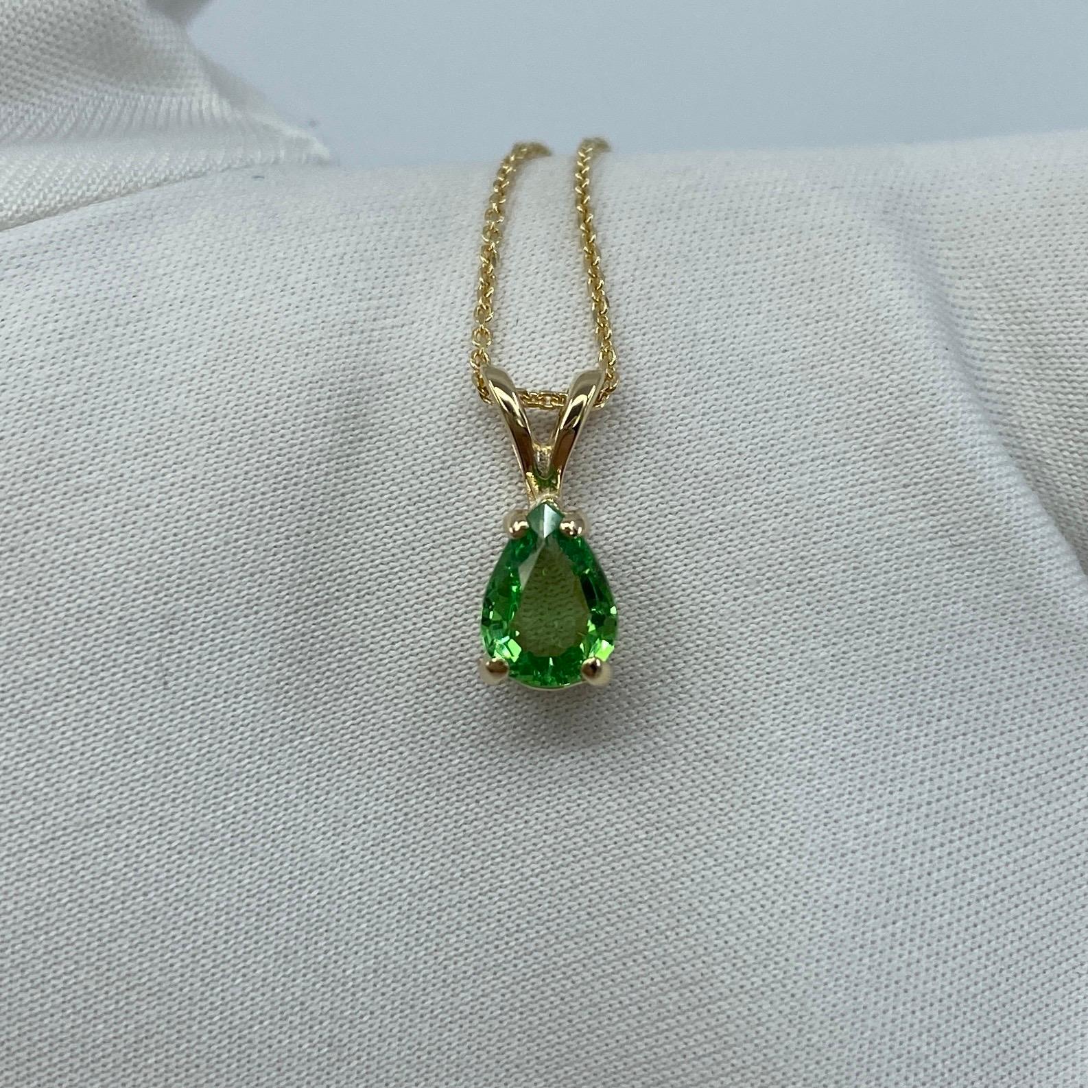 Solitär-Anhänger aus Gelbgold mit leuchtend grünem Tsavorit und Granat 0,75 Karat im Birnenschliff für Damen oder Herren
