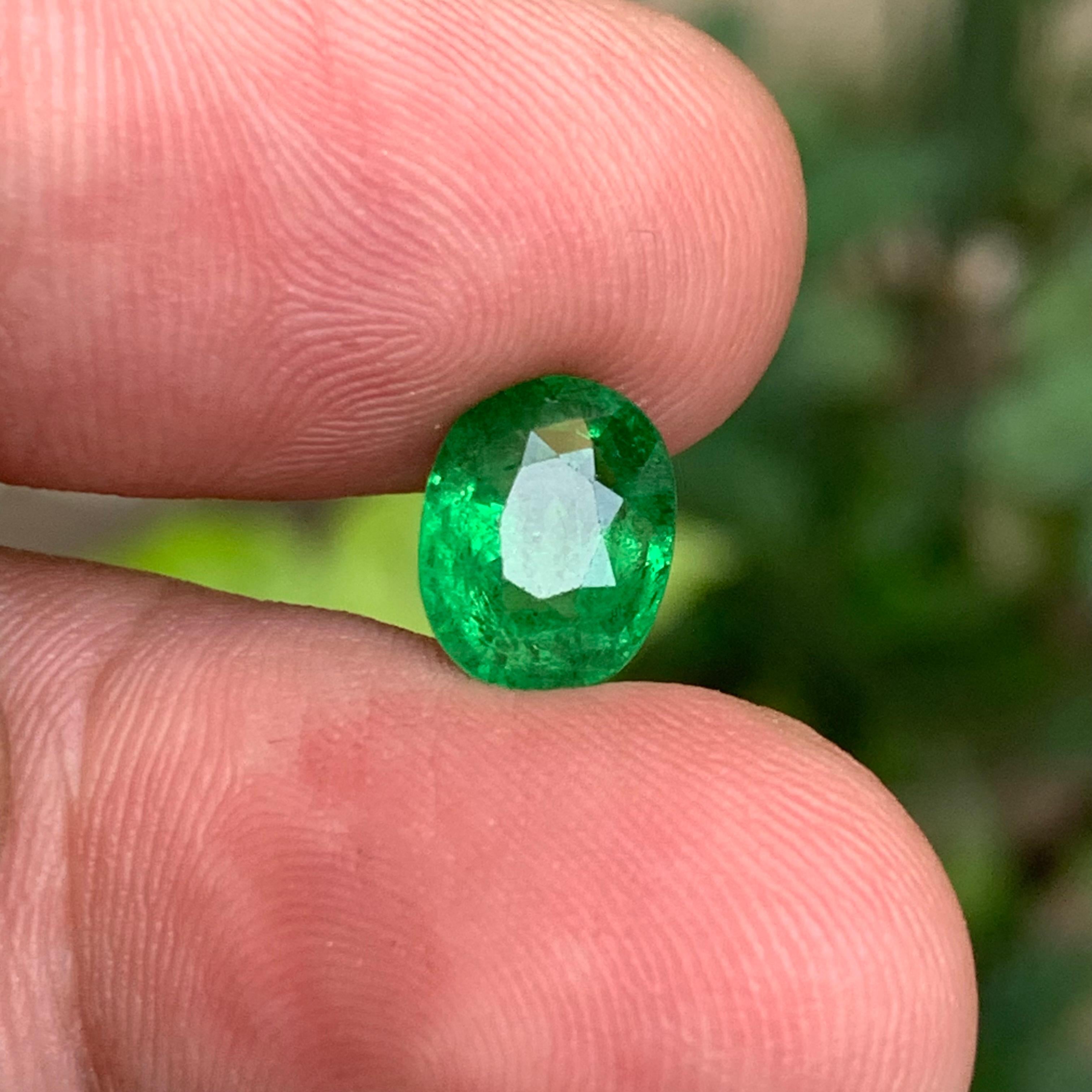 Contemporaneo Granato Tsavorite Verde Vivido Gemma Naturale Sciolta 2,91 Ct Taglio Ovale per Anello in vendita