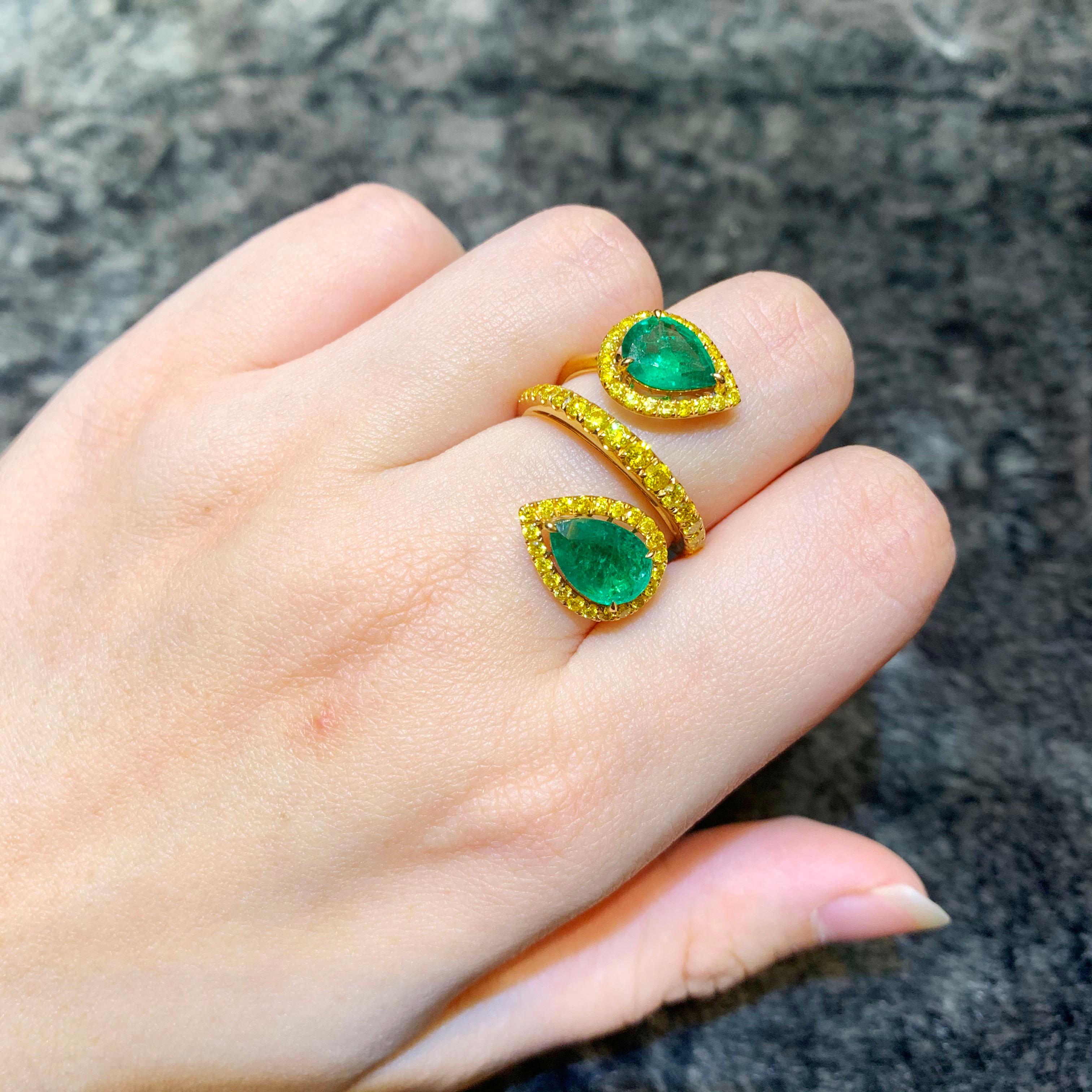 Serpenti designer ring with 2.78 carat of Zambian Vivid Green Emerald and 1.11 carat of Mbuji Mine Vivid Yellow Diamond. 