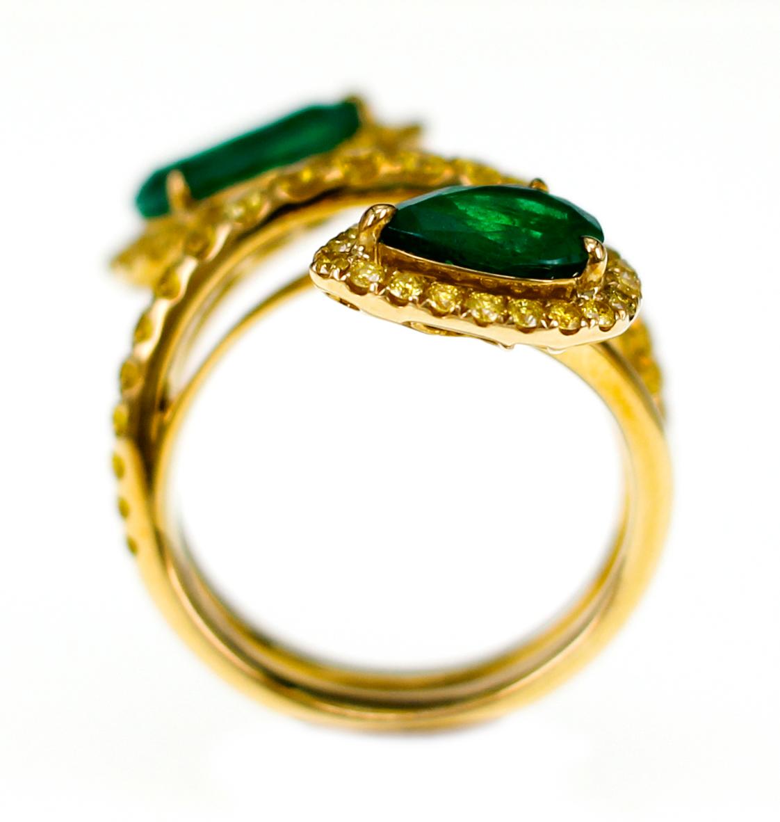 Vivid Green Zambian Emerald with Vivid Yellow Diamond Twin Ring In New Condition In Hung Hom, HK