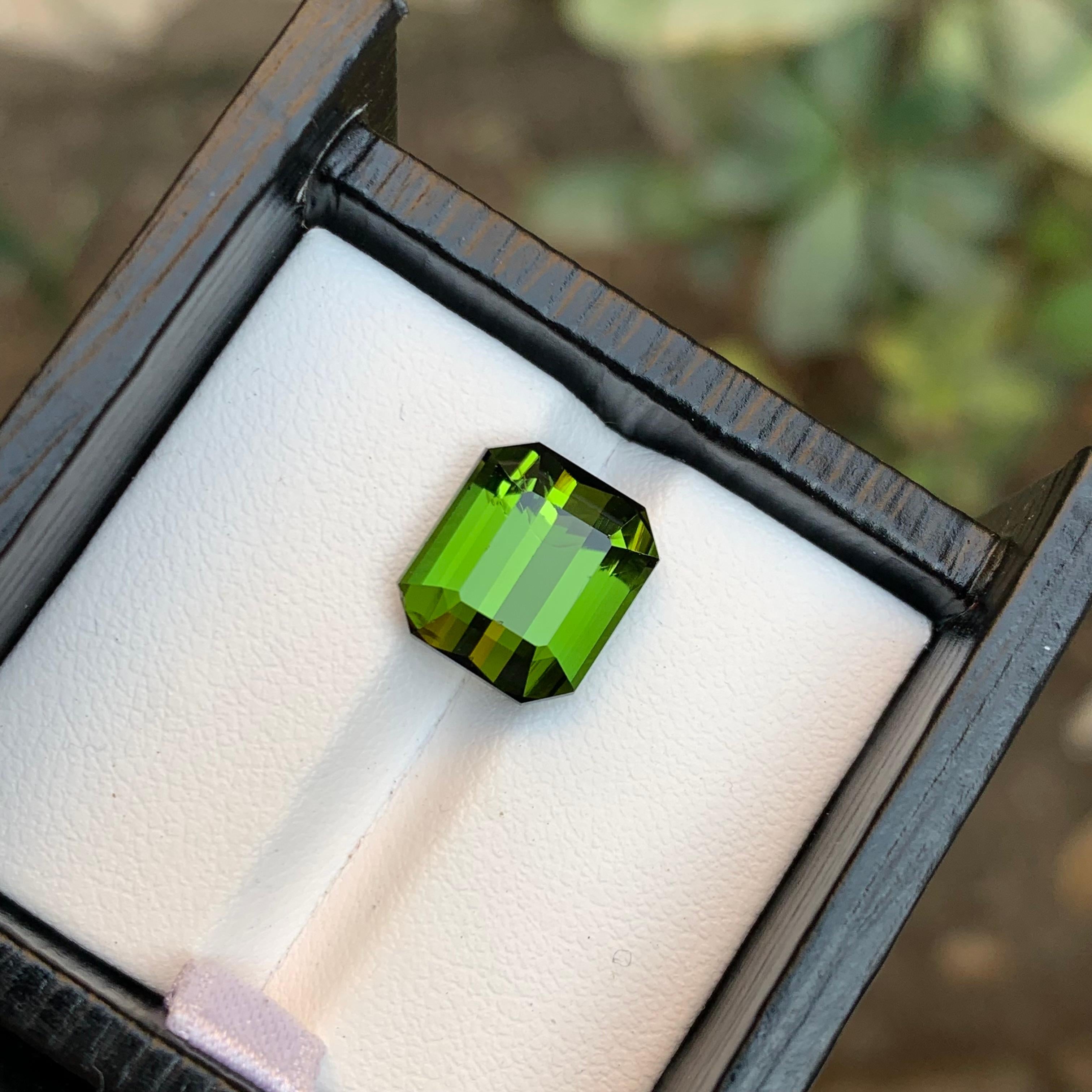 Anello con tormalina naturale verde lime vivida sciolta 6,25 carati taglio smeraldo Jewell in vendita 2