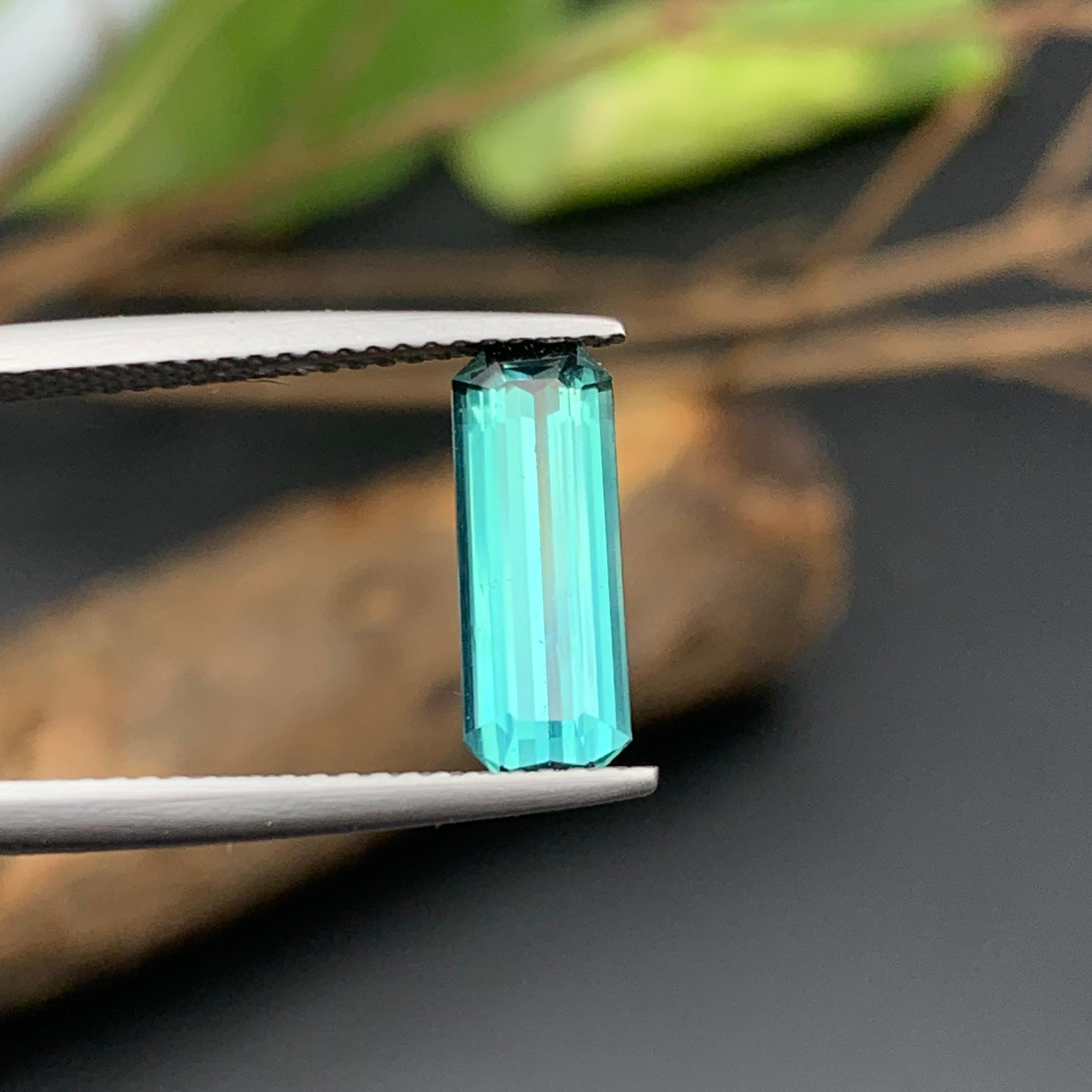 Anello con tormalina verde laguna bluastra vivida sciolta 1,75 carati taglio smeraldo in vendita 7
