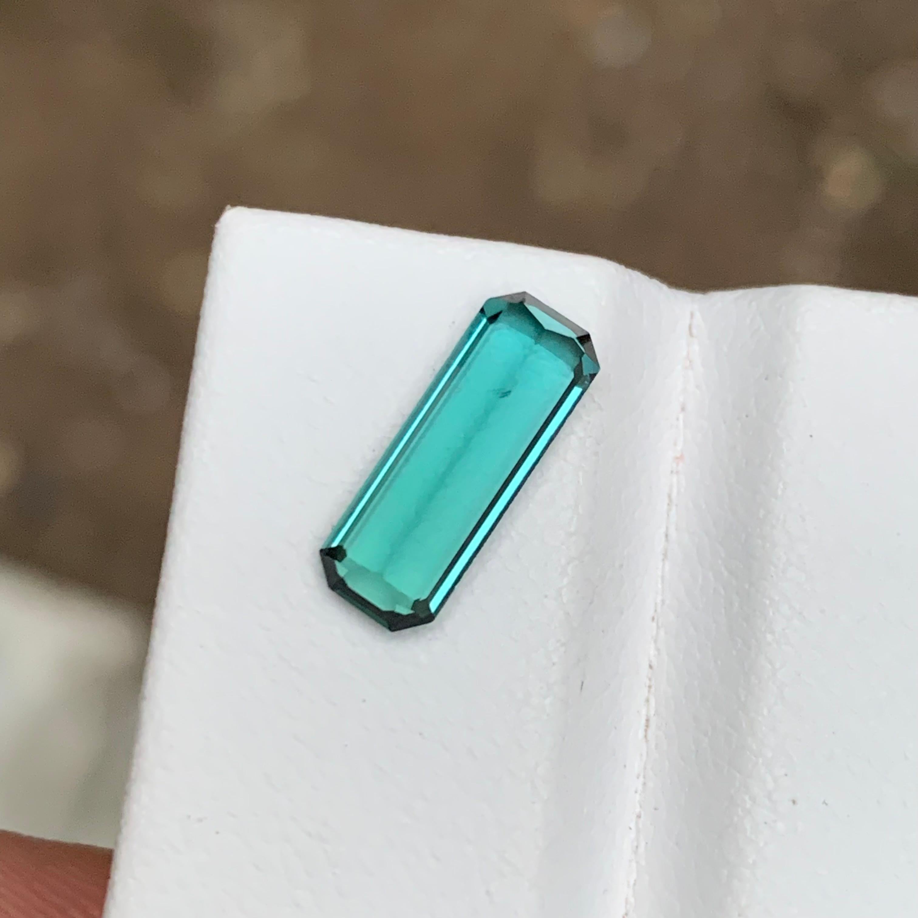 Taglio smeraldo Anello con tormalina verde laguna bluastra vivida sciolta 1,75 carati taglio smeraldo in vendita
