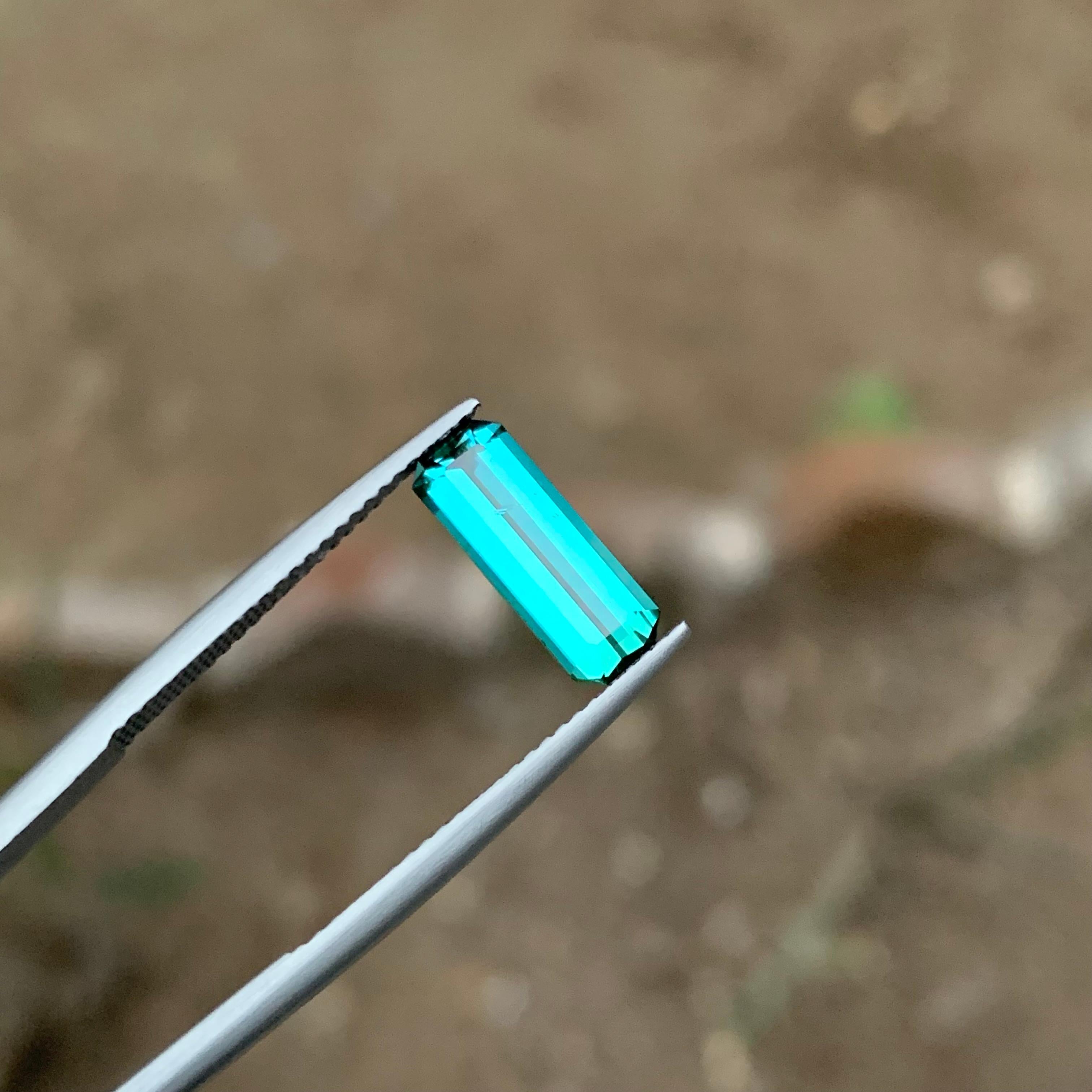Anello con tormalina verde laguna bluastra vivida sciolta 1,75 carati taglio smeraldo in vendita 1