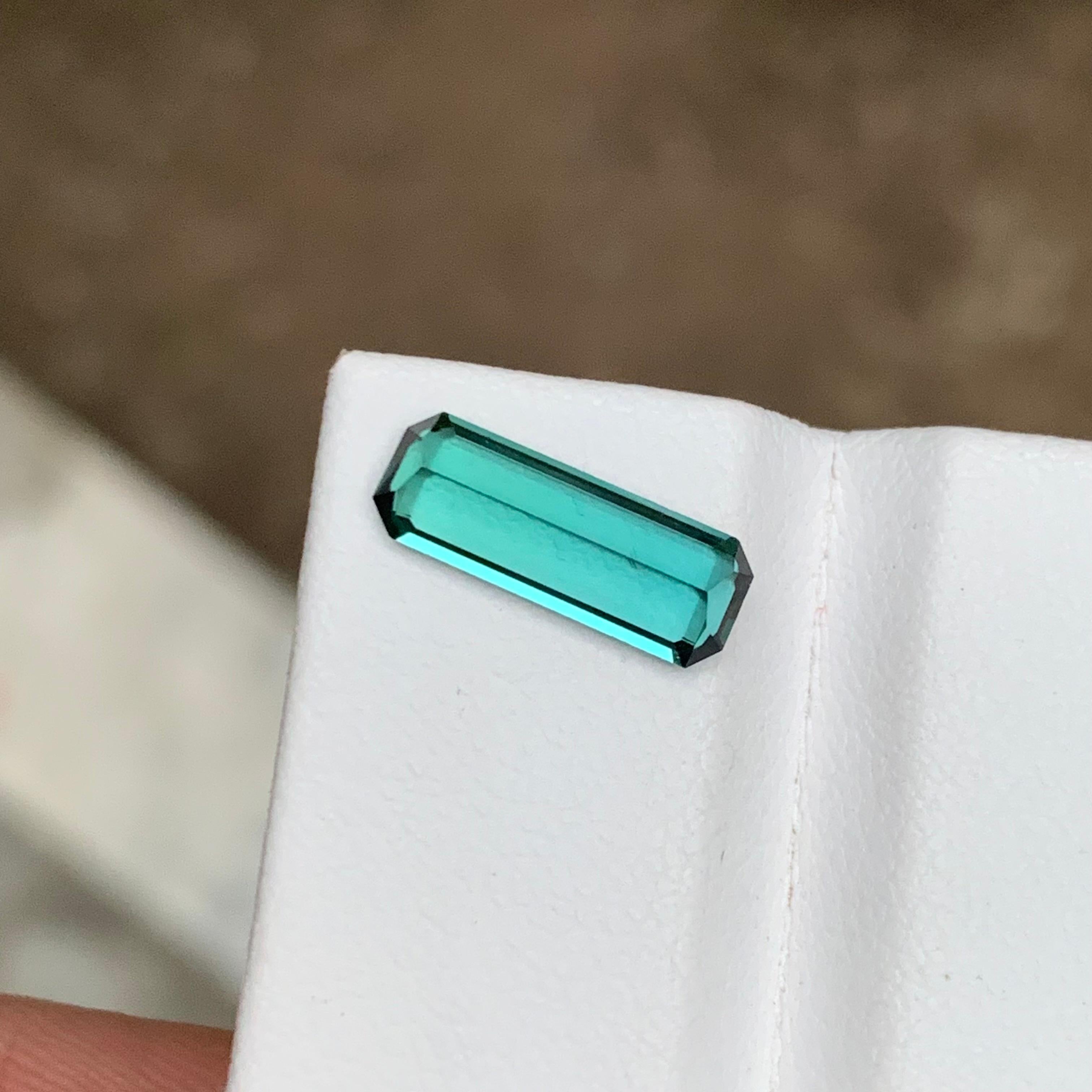 Anello con tormalina verde laguna bluastra vivida sciolta 1,75 carati taglio smeraldo in vendita 2