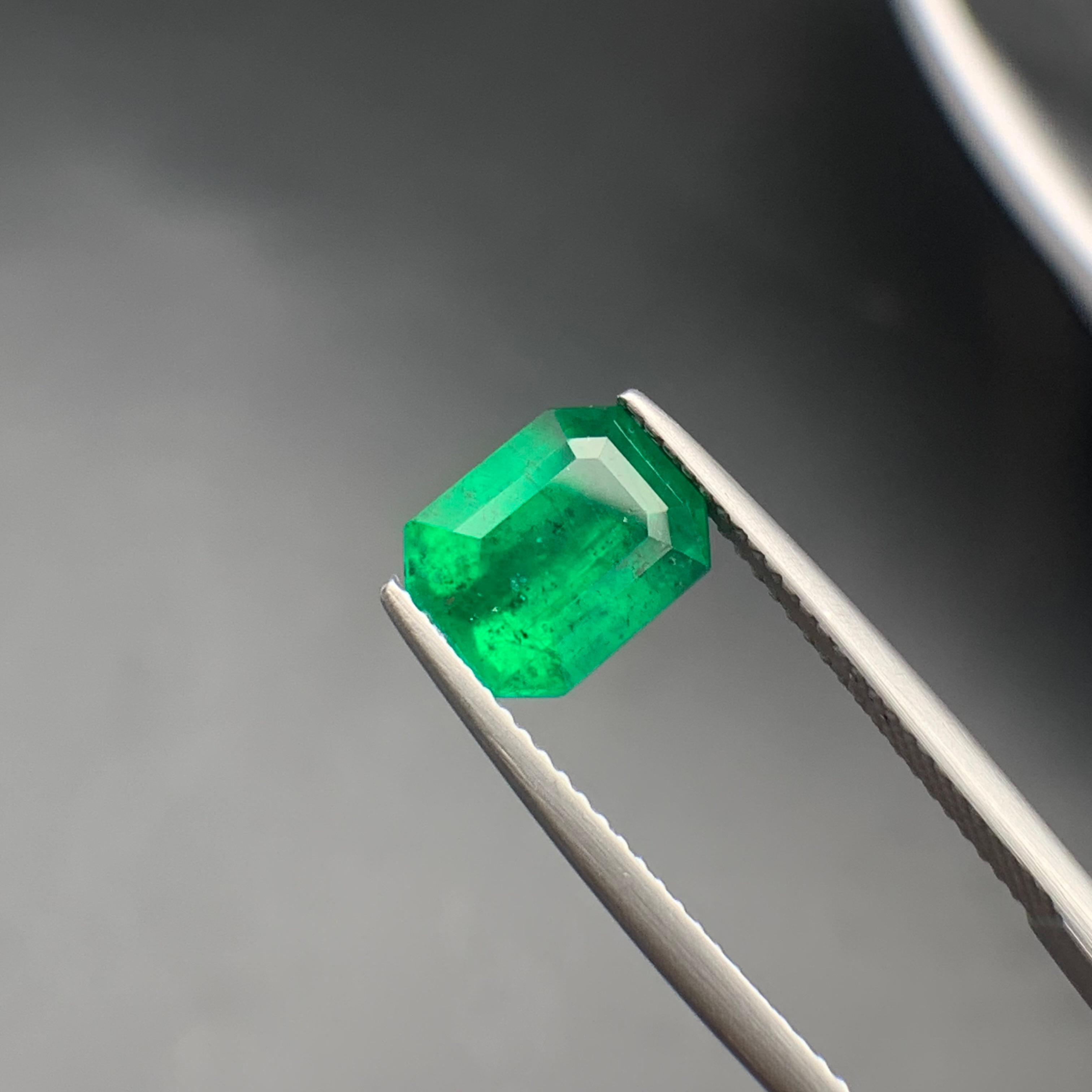 Vivid Neon Rich Green Natural Emerald Loose Gemstone 2.15 Ct Octagon Cut-Jewelry In New Condition For Sale In Peshawar, PK