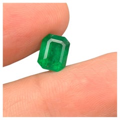 Gemma sfusa di smeraldo naturale verde ricco e vivido da 2,15 carati con taglio ottagonale.