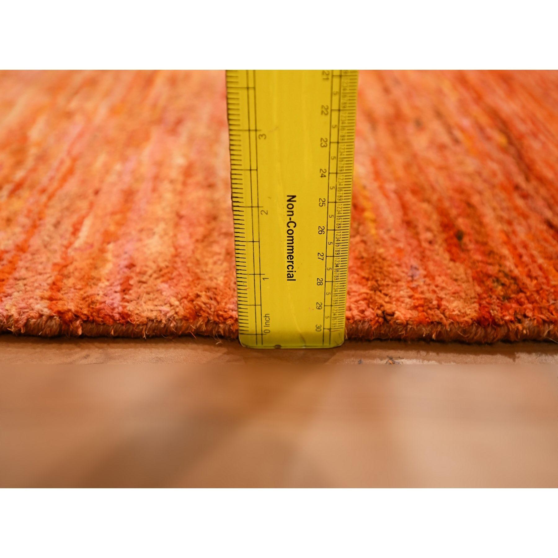 Vivid Orange Soft Pile Hand Knotted Plain Solid Design Sari Seide Orientteppich im Angebot 3