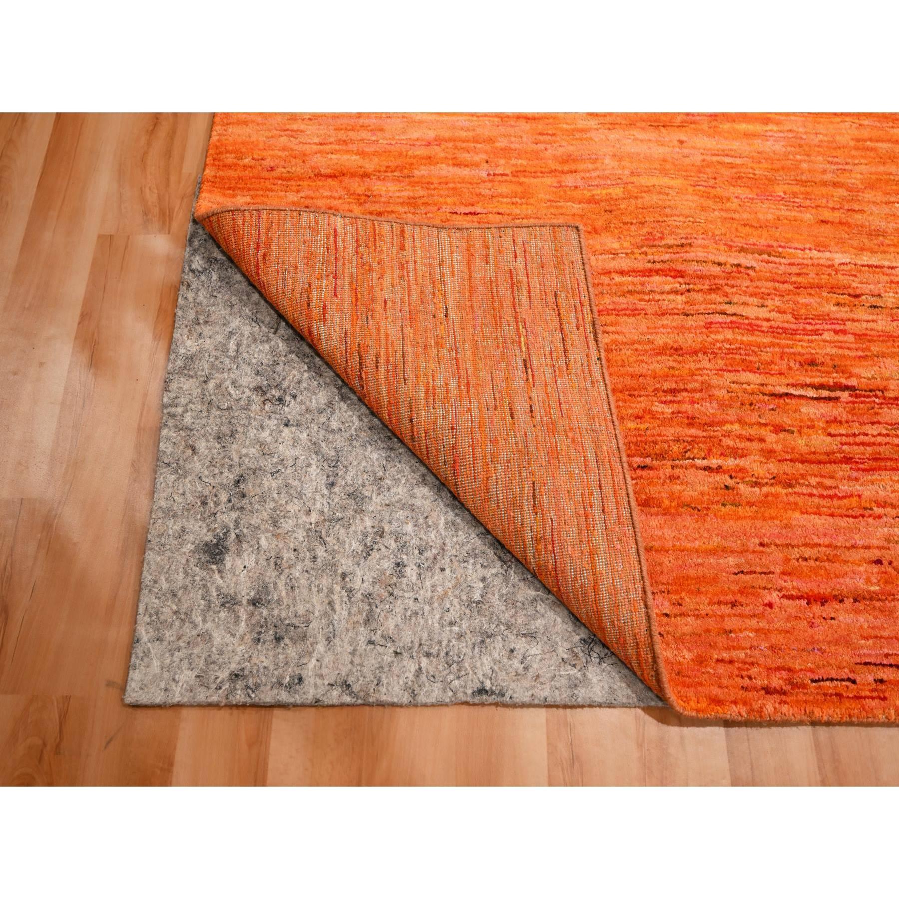 Vivid Orange Soft Pile Hand Knotted Plain Solid Design Sari Seide Orientteppich (Indisch) im Angebot