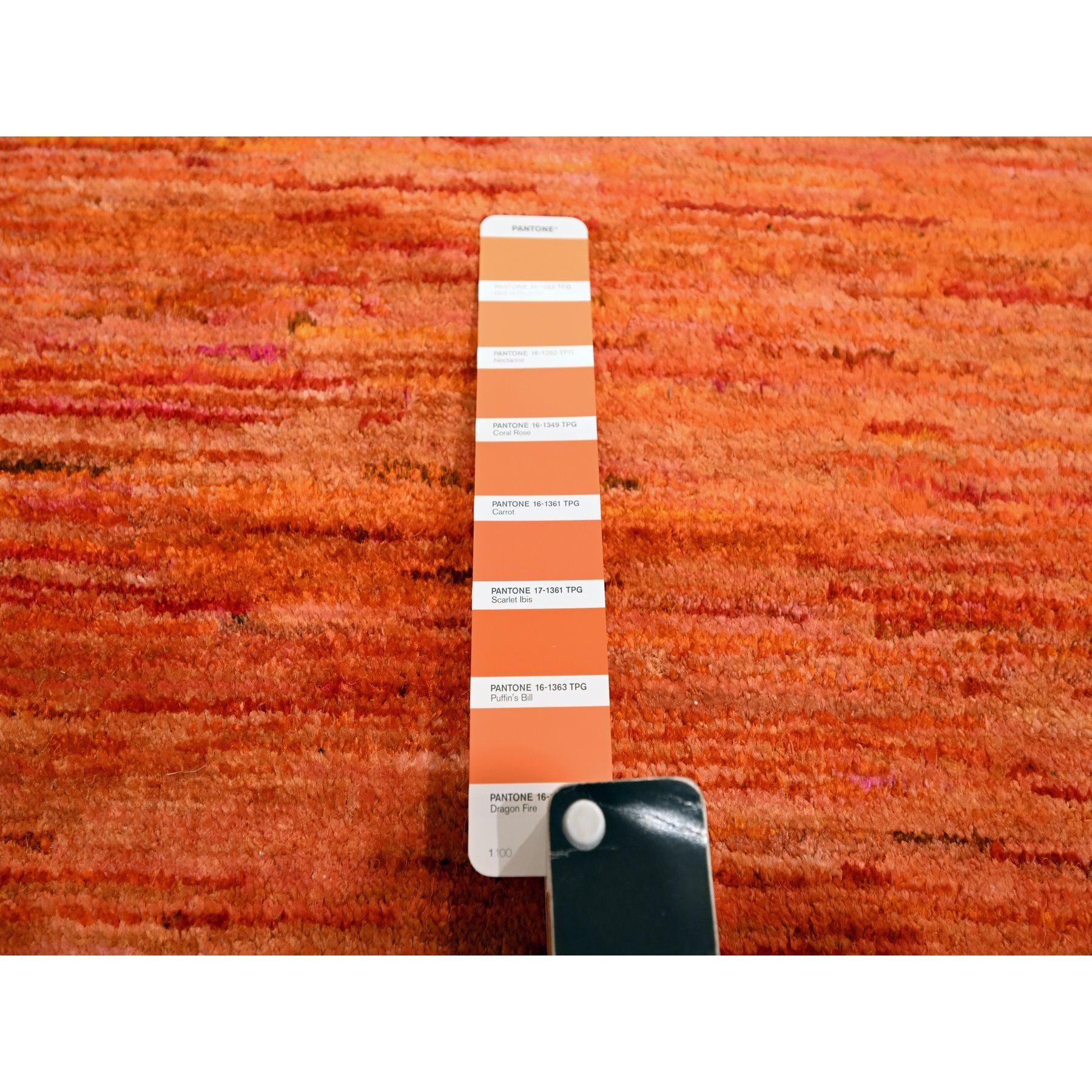 Vivid Orange Soft Pile Hand Knotted Plain Solid Design Sari Seide Orientteppich (21. Jahrhundert und zeitgenössisch) im Angebot