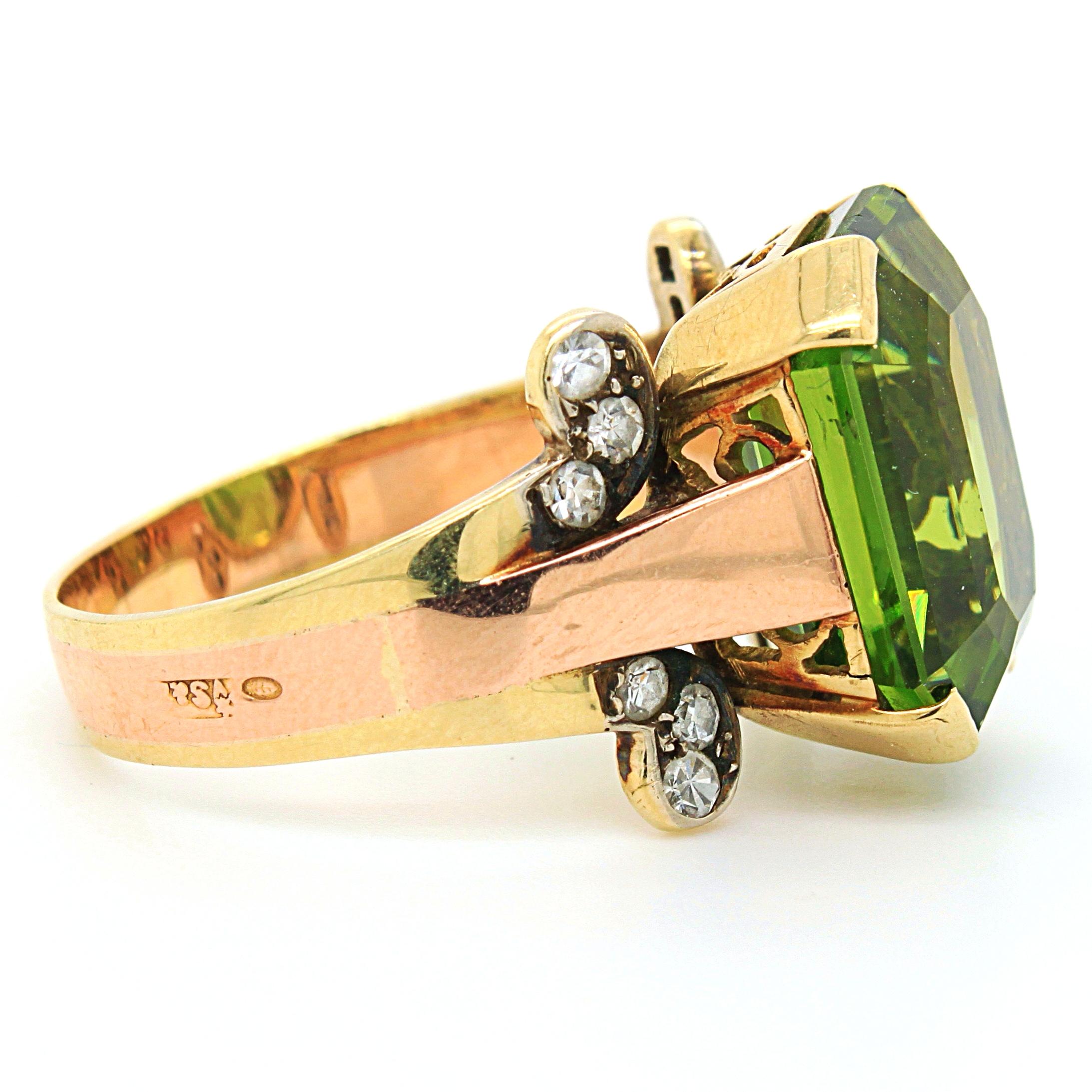 Vivid Peridot and Diamond Ring in Yellow and Red Gold, ca. 1950s In Excellent Condition In Idar-Oberstein, DE