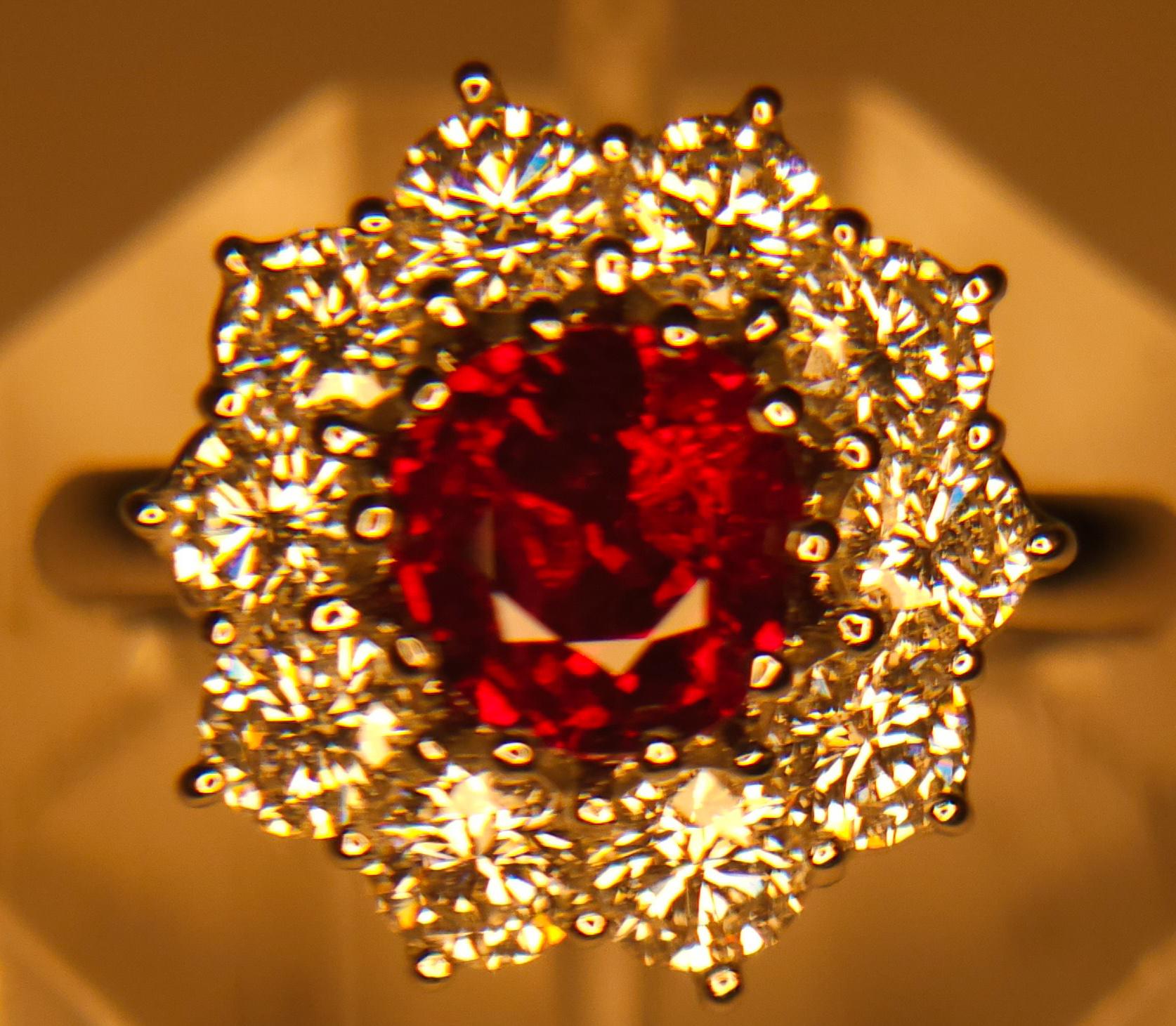 Vivid Pigeon Blood Red Perfectly Clean 1,21 ct Non riscaldato  Anello di rubino birmano Mogok in vendita 9