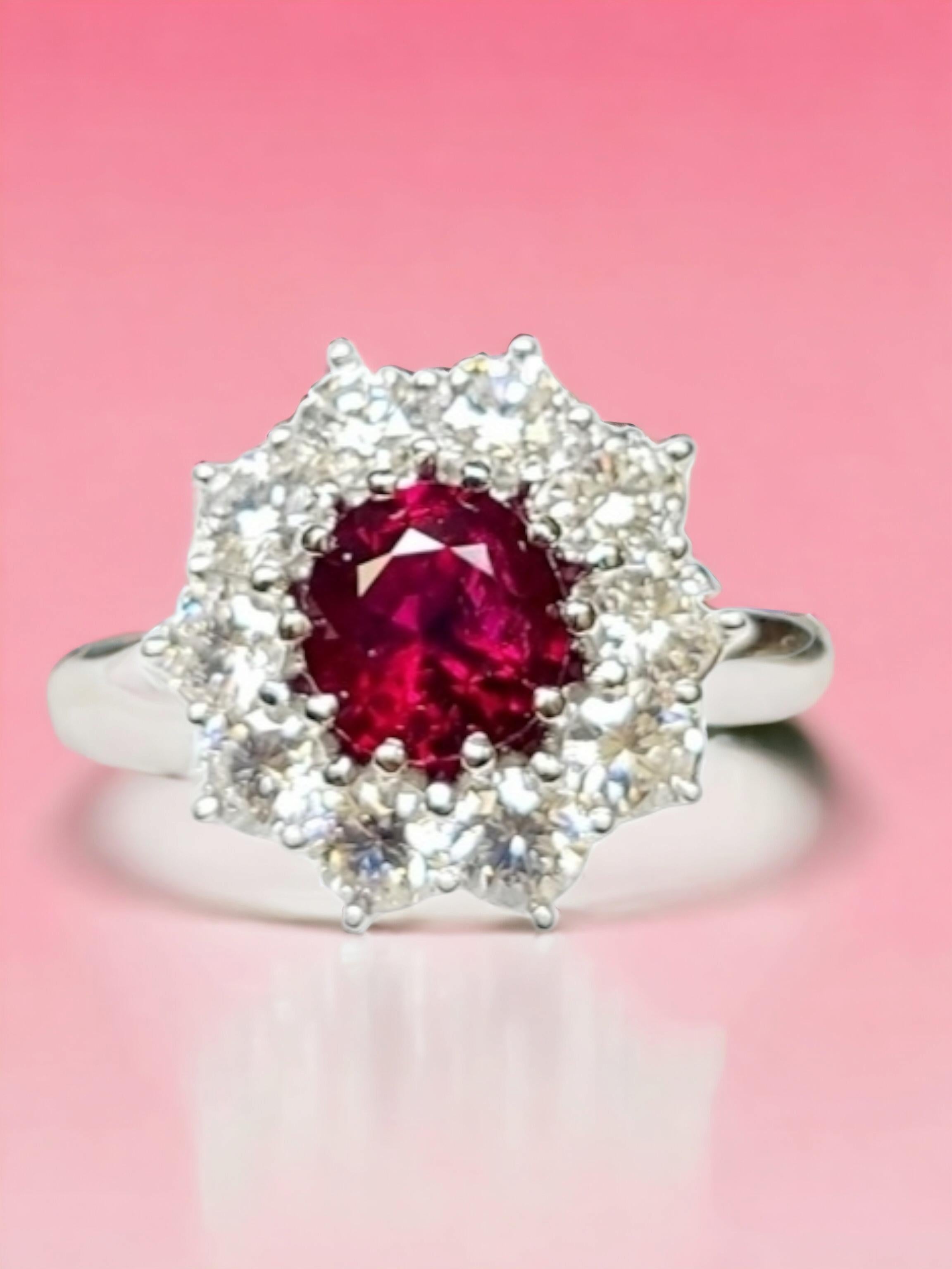 Raro! Unico nel suo genere! 
Questo squisito anello è caratterizzato da un rubino rosso puro non riscaldato Burma Mogok Pigeon Blood, con diamanti scintillanti incastonati nel platino. Il rubino è stato certificato da GIA e ha un colore rosso vivo e