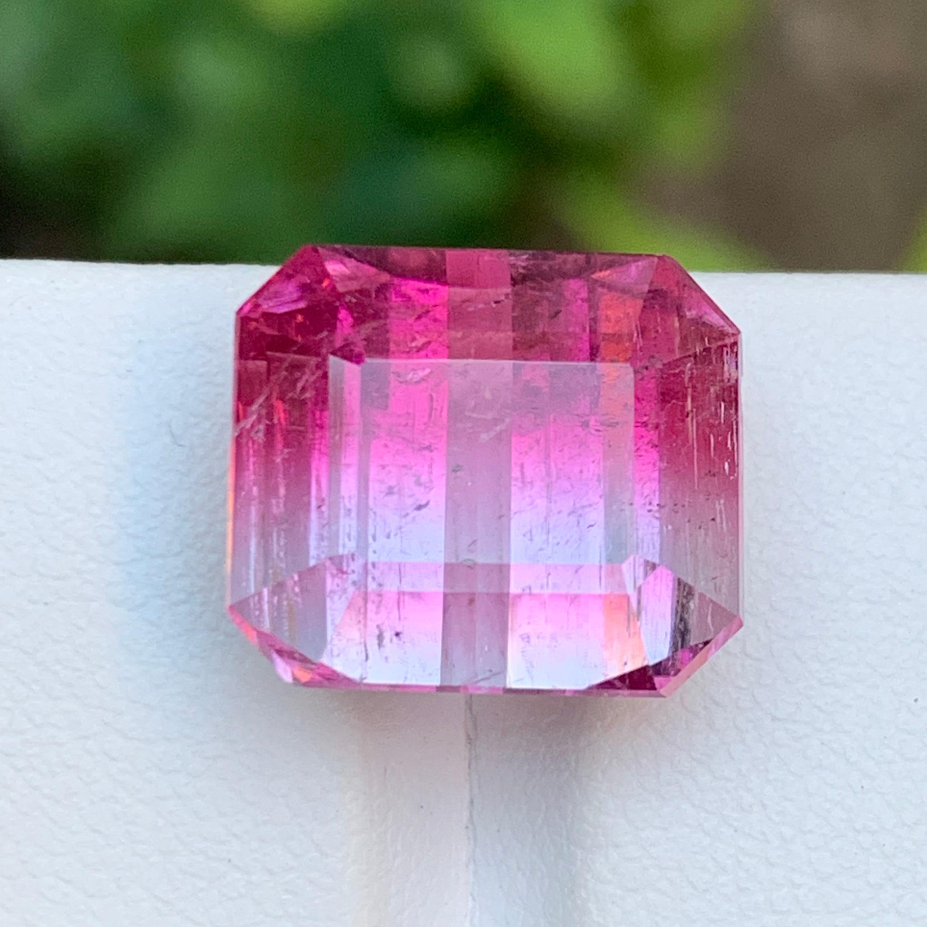 Vivid Pink Bicolor Natural Tourmaline Gemstone 16.95 Ct Emerald Cut for Pendant In New Condition For Sale In Peshawar, PK