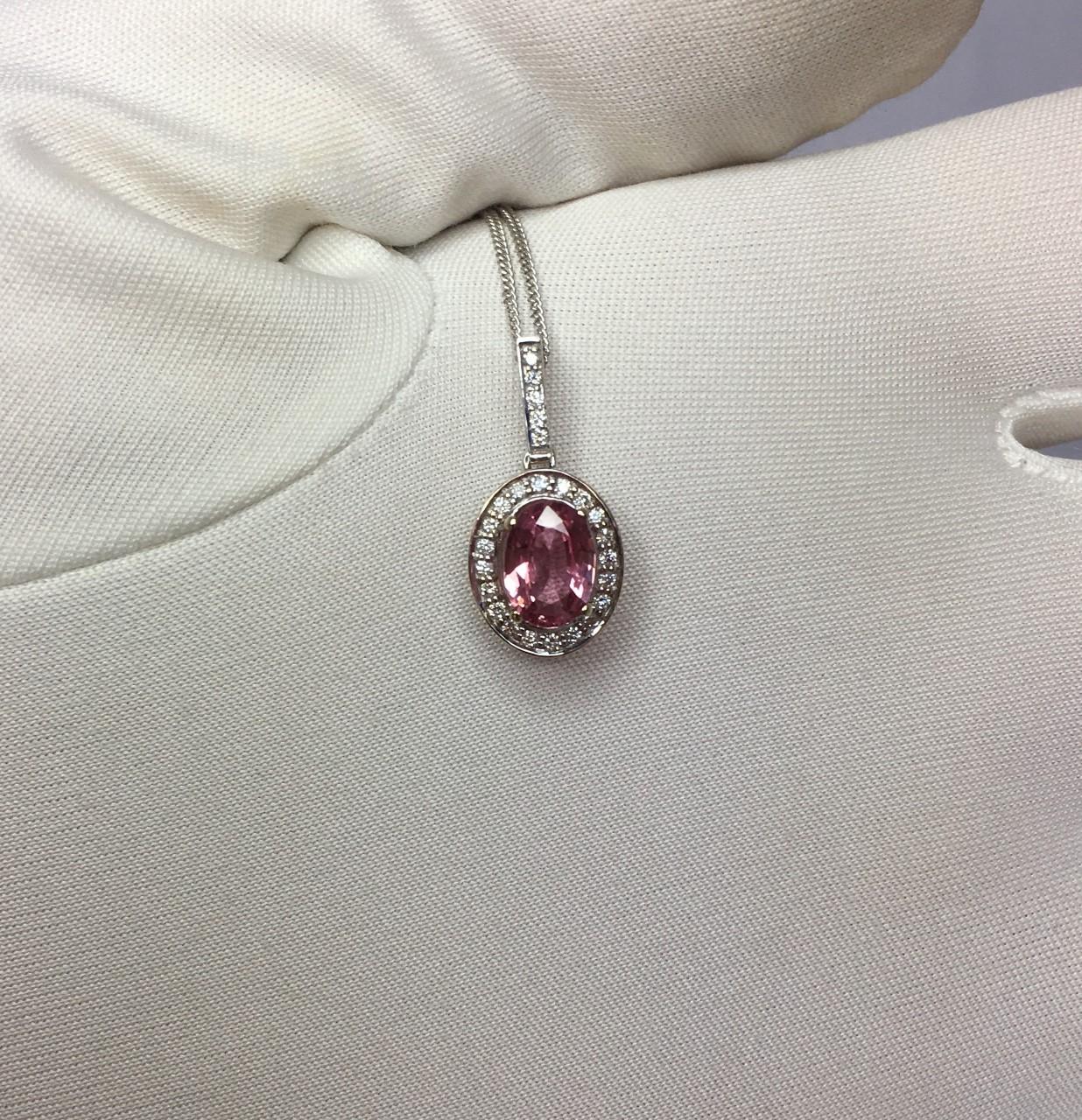Oval Cut Vivid Pink Ceylon Sapphire and Diamond 18 Karat Gold Cluster Pendant 0.80 Carat