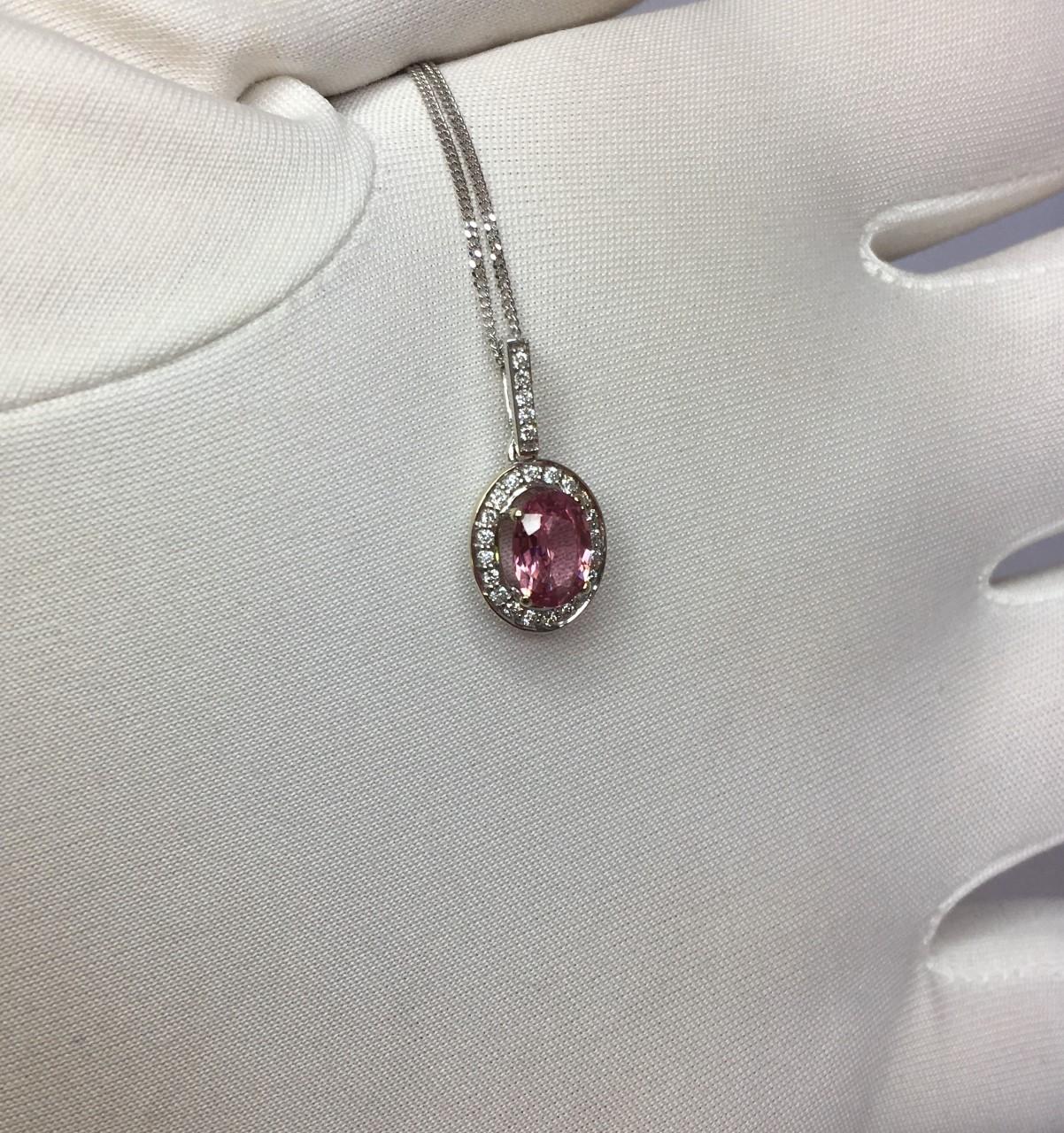 Vivid Pink Ceylon Sapphire and Diamond 18 Karat Gold Cluster Pendant 0.80 Carat In New Condition In Birmingham, GB