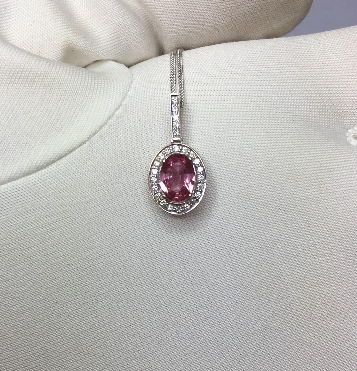 Vivid Pink Ceylon Sapphire and Diamond 18 Karat Gold Cluster Pendant 0.80 Carat 2