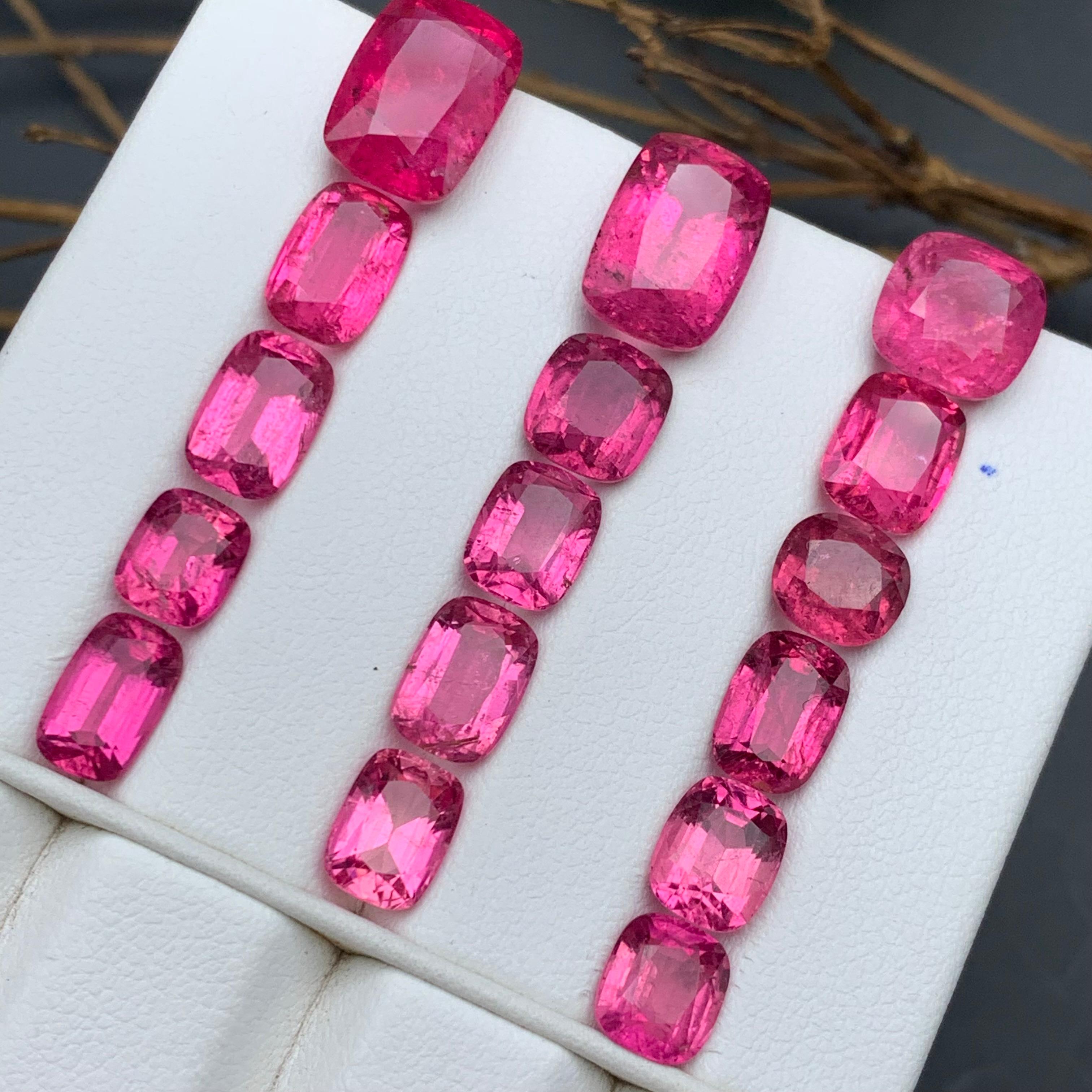 Lotto di gemme sciolte di tormalina rubellite naturale rosa intenso  per anelli, orecchini, collane, ciondoli, bracciali o qualsiasi altro gioiello con taglio a cuscino!

💎 TIPO DI GEMMA: Tormalina rubellite 
⚖️ PESO: 34,70 Carati
🪚 FORMA E