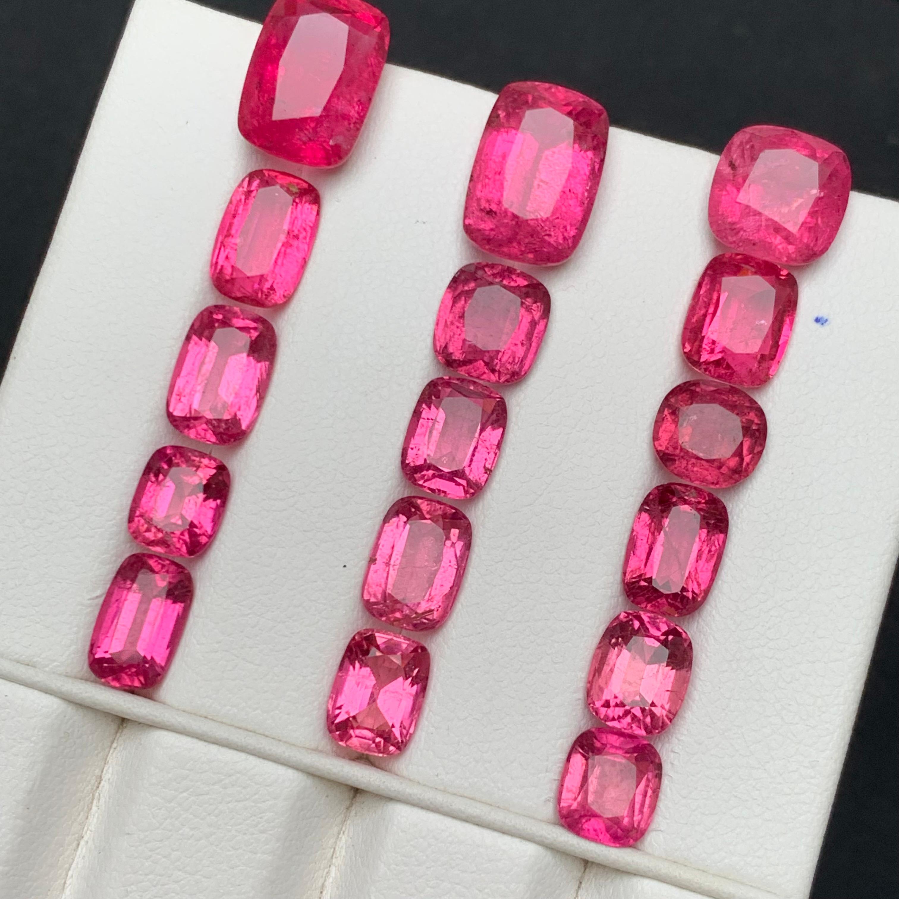 Taglio cuscino Gemme sciolte di tormalina rubellite naturale rosa vivo, lotto 34,70 carati per gioielli in vendita
