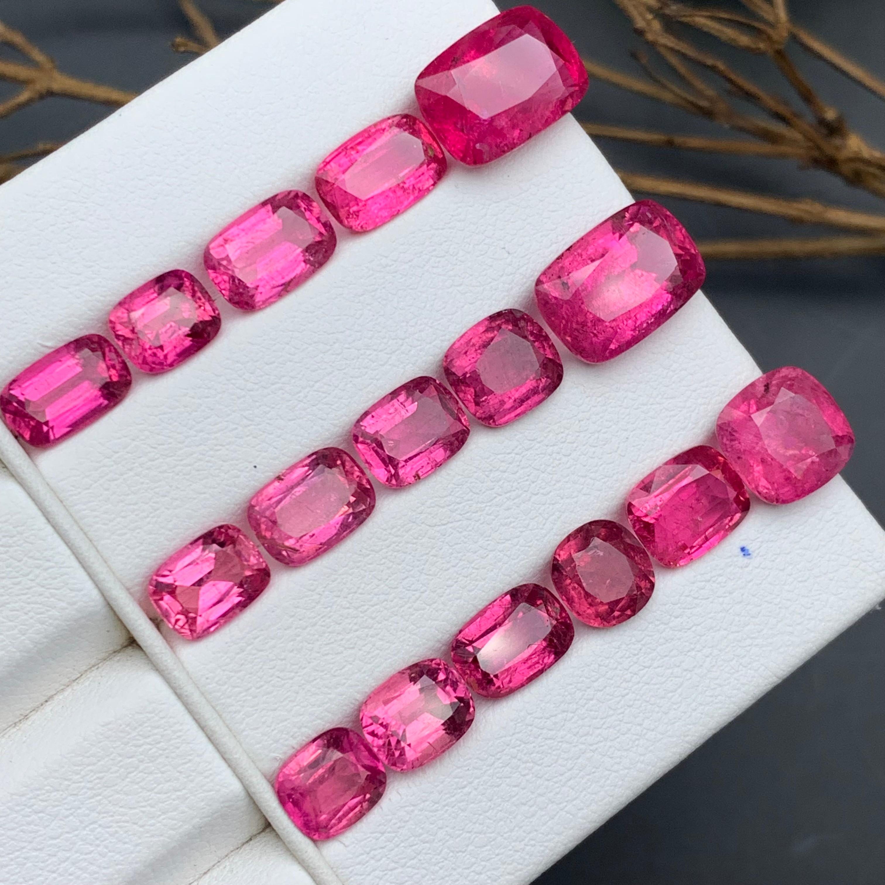 Gemme sciolte di tormalina rubellite naturale rosa vivo, lotto 34,70 carati per gioielli in vendita 1
