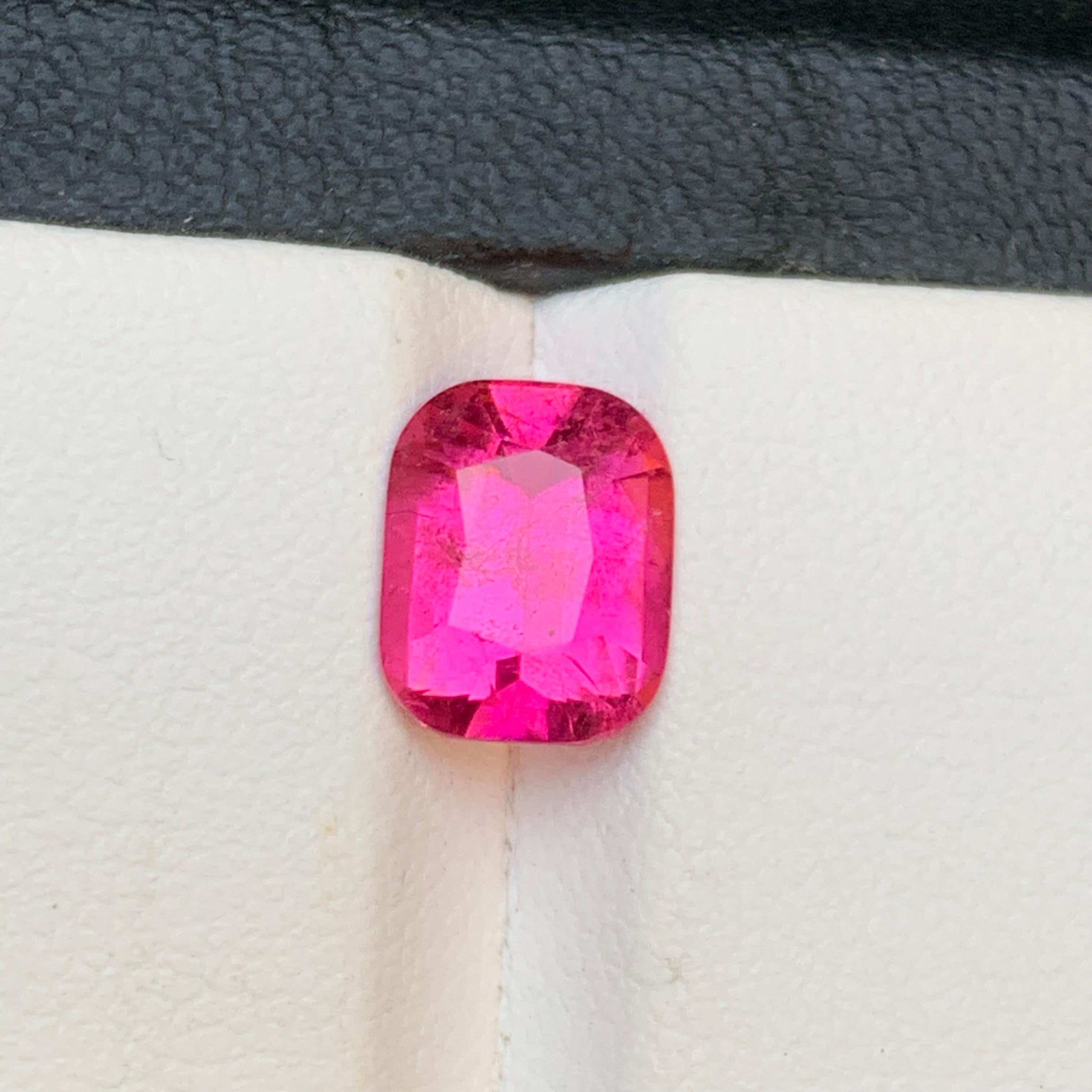 Anello con tormalina rubellite naturale rosa vivo, gemma sfusa da 2,30 carati con taglio a cuscino in vendita 4