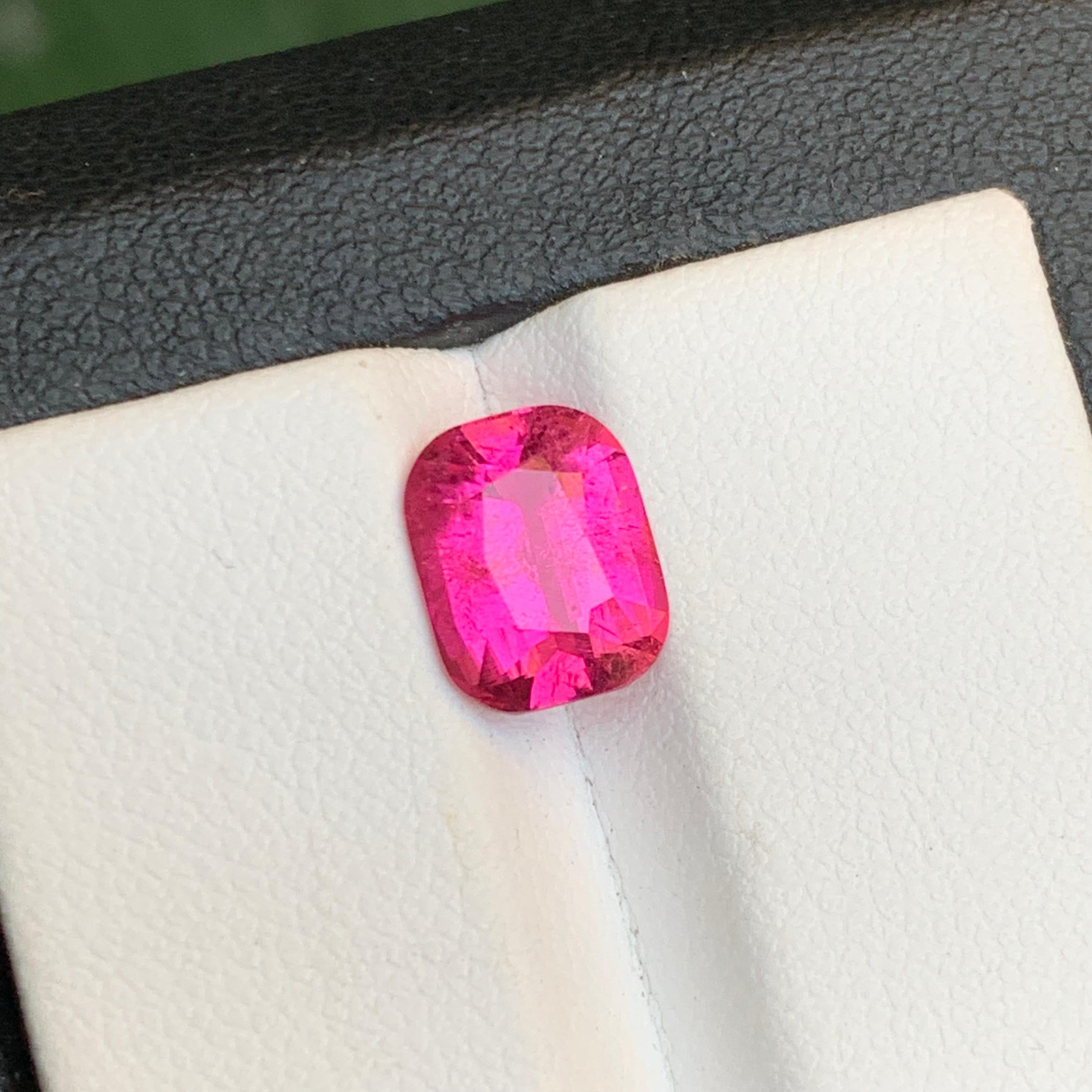 Anello con tormalina rubellite naturale rosa vivo, gemma sfusa da 2,30 carati con taglio a cuscino in vendita 5