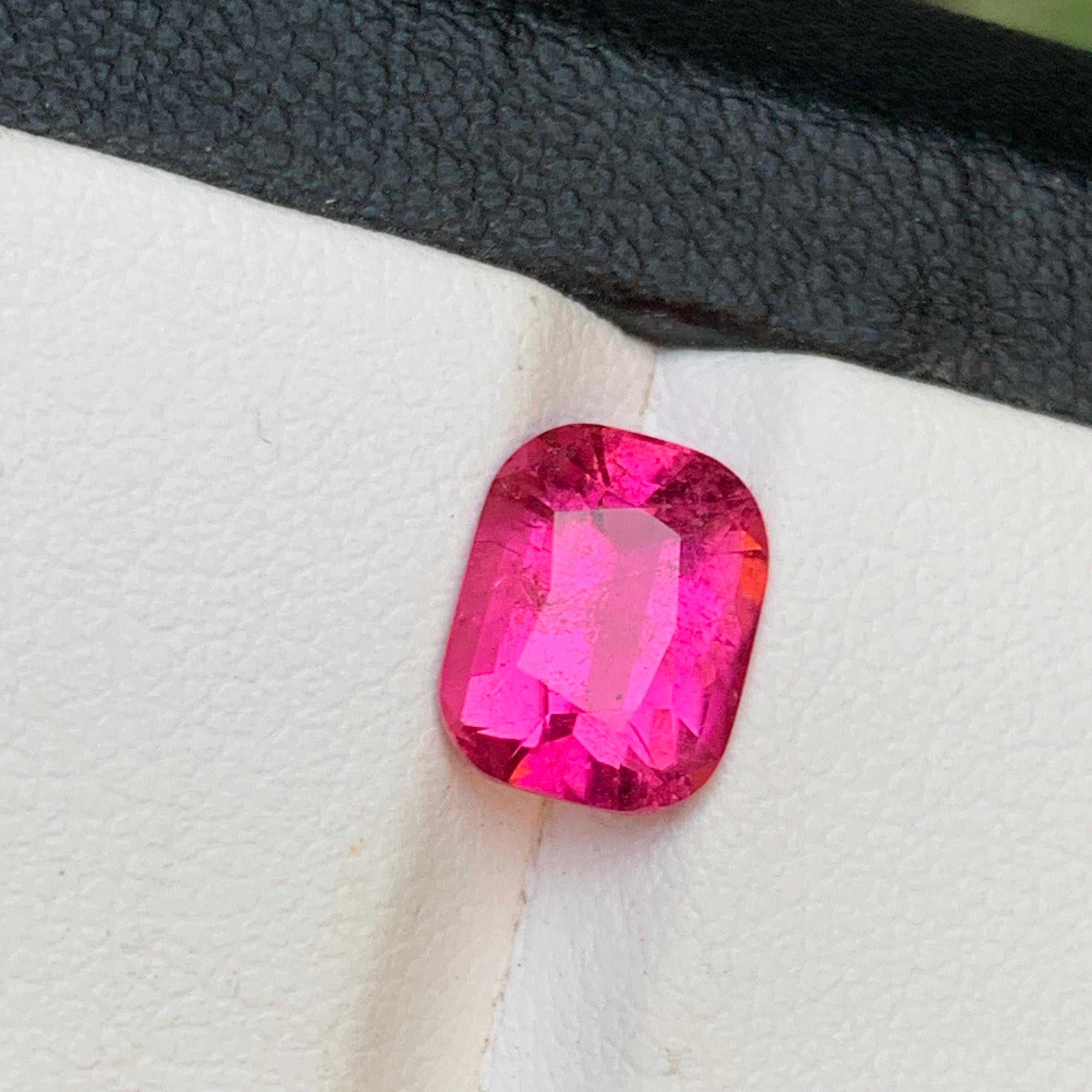 Gemma sfusa di tormalina rubellite naturale di colore rosa vivo per anello, collana, ciondolo, bracciale o qualsiasi altro gioiello - taglio a cuscino da Kunar, Afghanistan!

💎 TIPO DI GEMMA: Tormalina rubellite
⚖️ PESO: 2,30 Carati
🪚 FORMA E