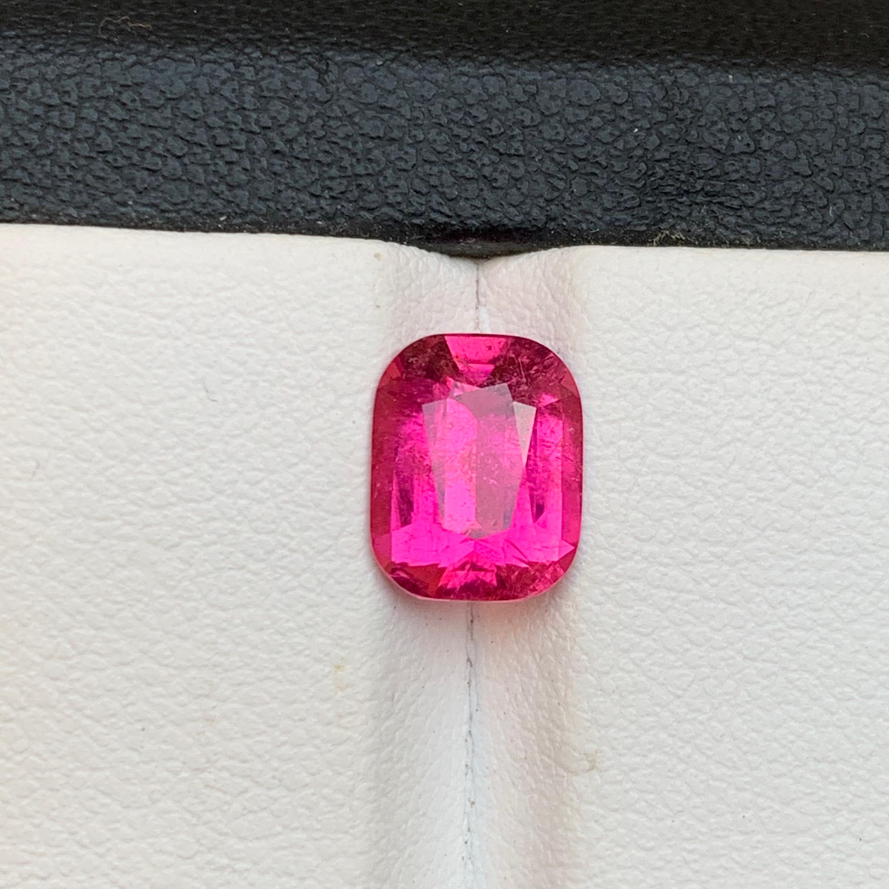Contemporaneo Anello con tormalina rubellite naturale rosa vivo, gemma sfusa da 2,30 carati con taglio a cuscino in vendita