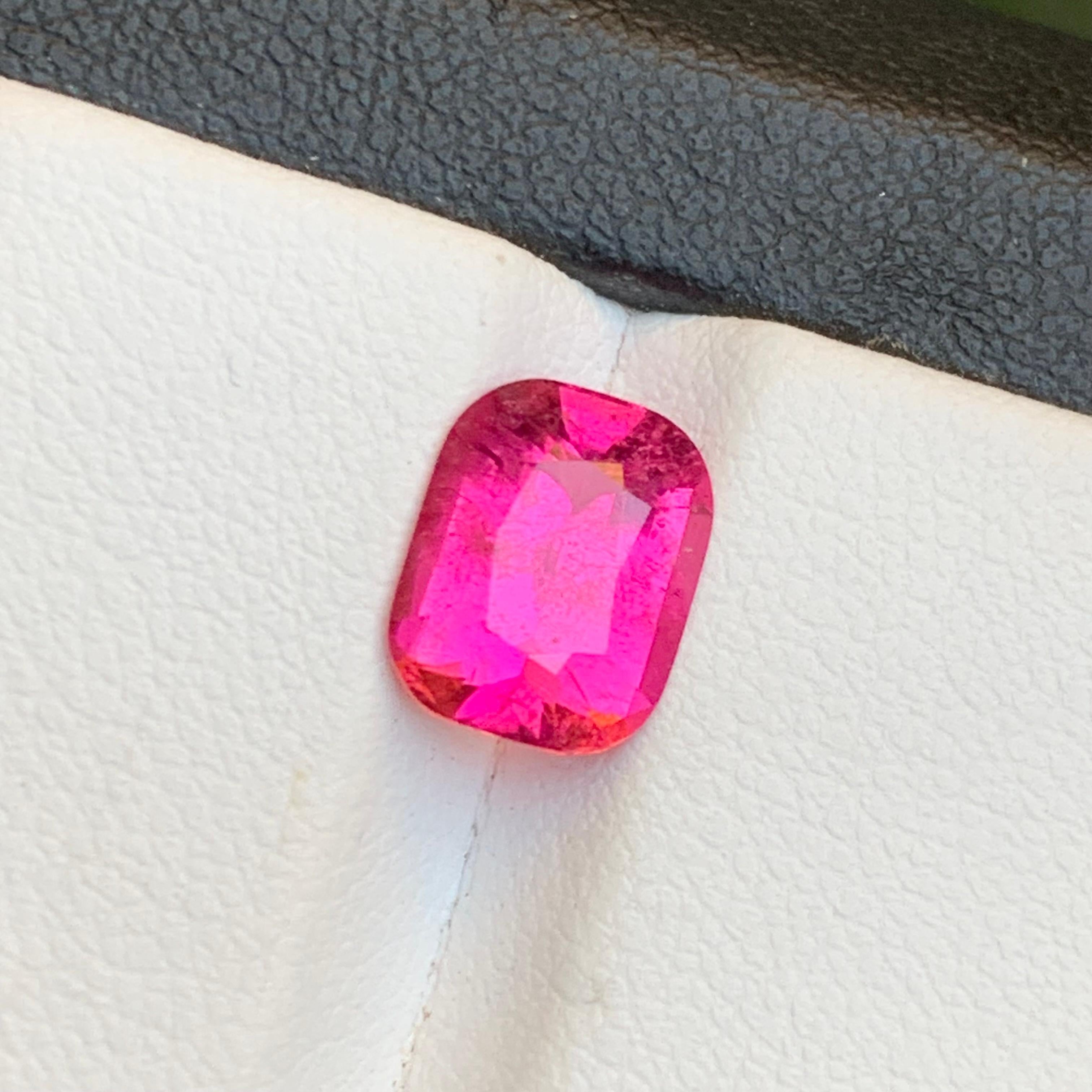 Taglio cuscino Anello con tormalina rubellite naturale rosa vivo, gemma sfusa da 2,30 carati con taglio a cuscino in vendita