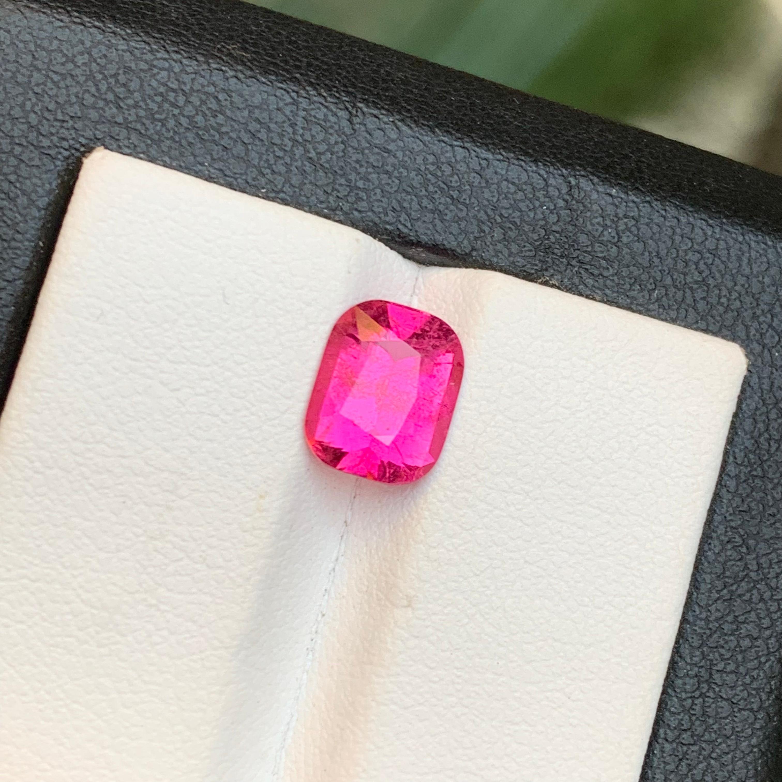 Anello con tormalina rubellite naturale rosa vivo, gemma sfusa da 2,30 carati con taglio a cuscino In condizioni Nuovo in vendita a Peshawar, PK