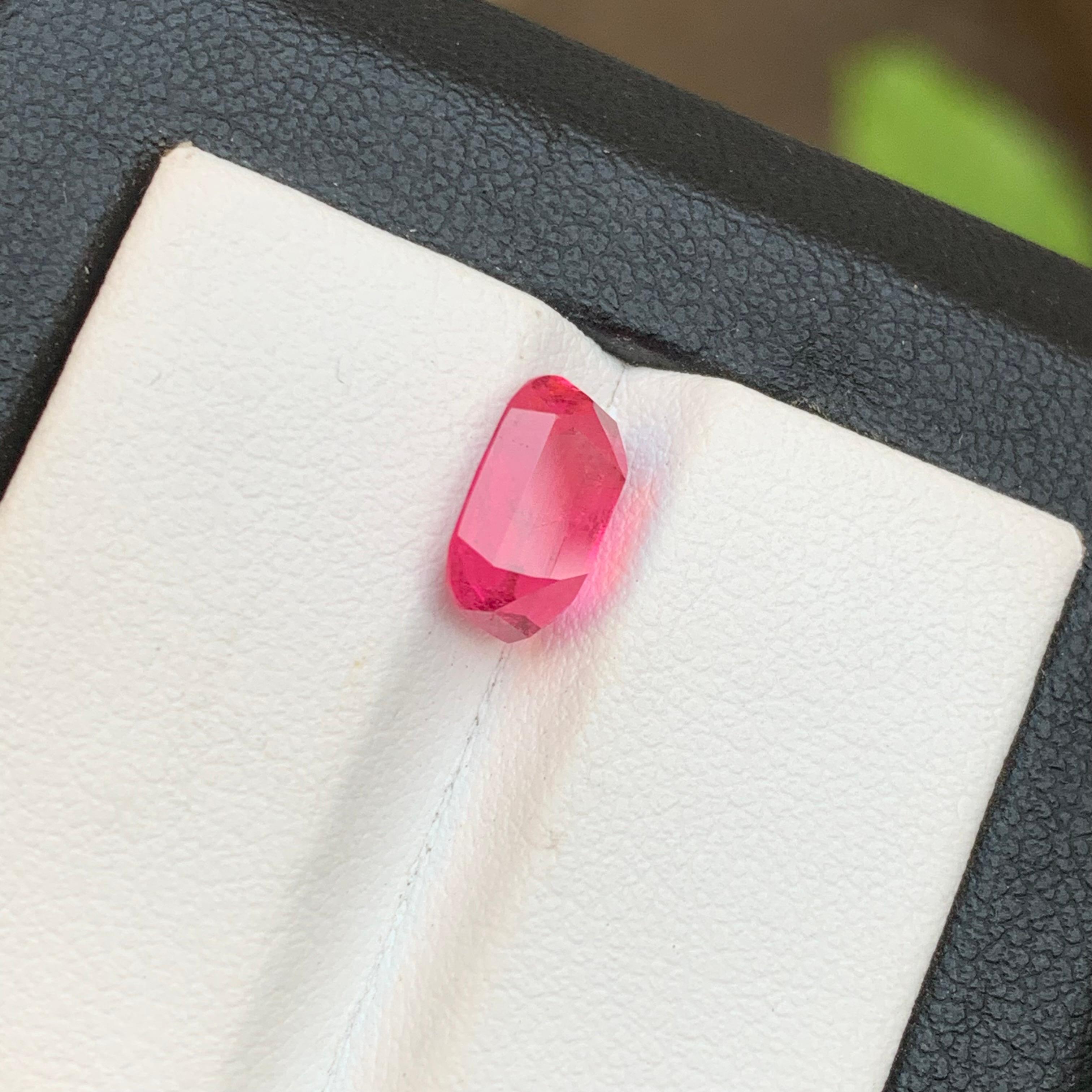 Anello con tormalina rubellite naturale rosa vivo, gemma sfusa da 2,30 carati con taglio a cuscino in vendita 1
