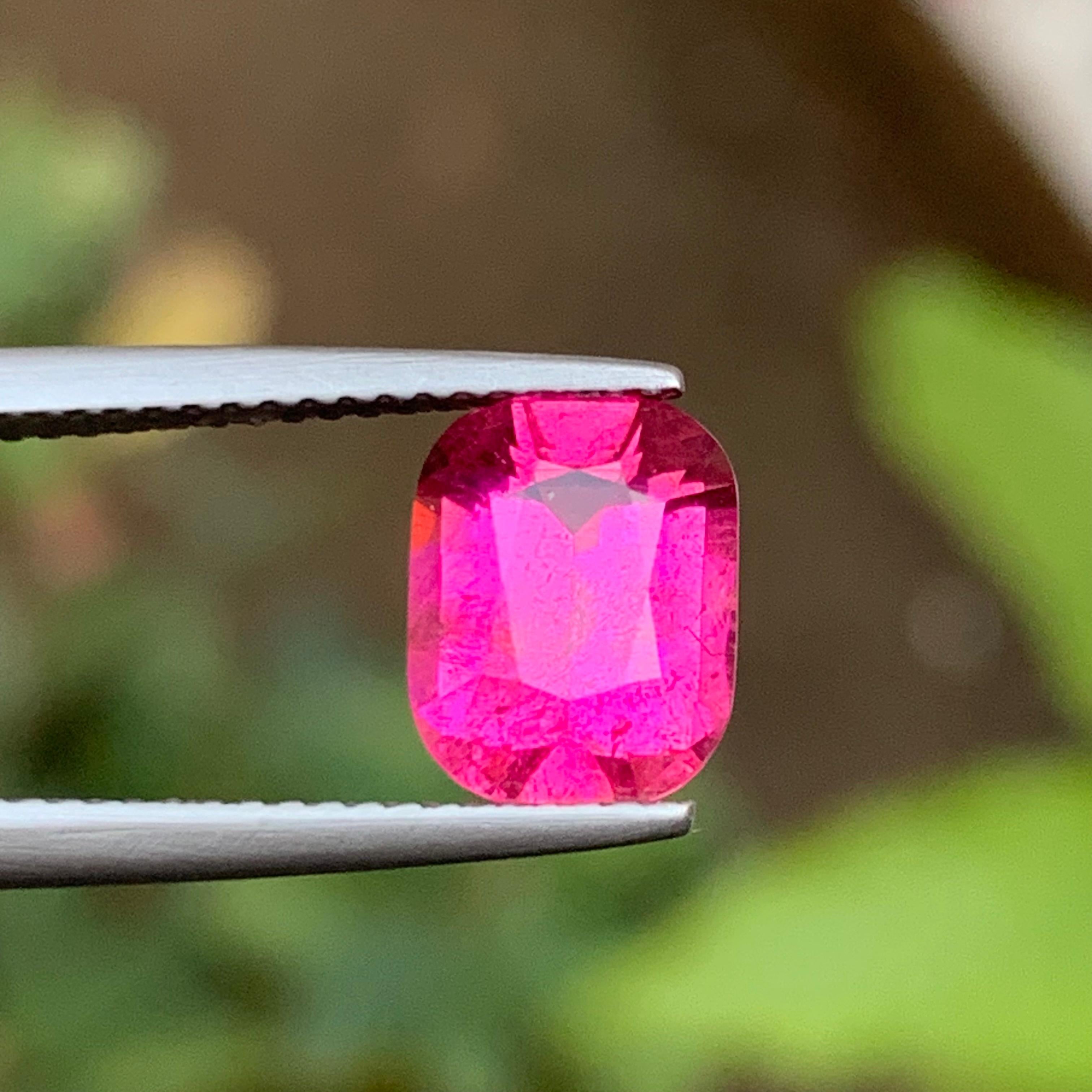 Anello con tormalina rubellite naturale rosa vivo, gemma sfusa da 2,30 carati con taglio a cuscino in vendita 2