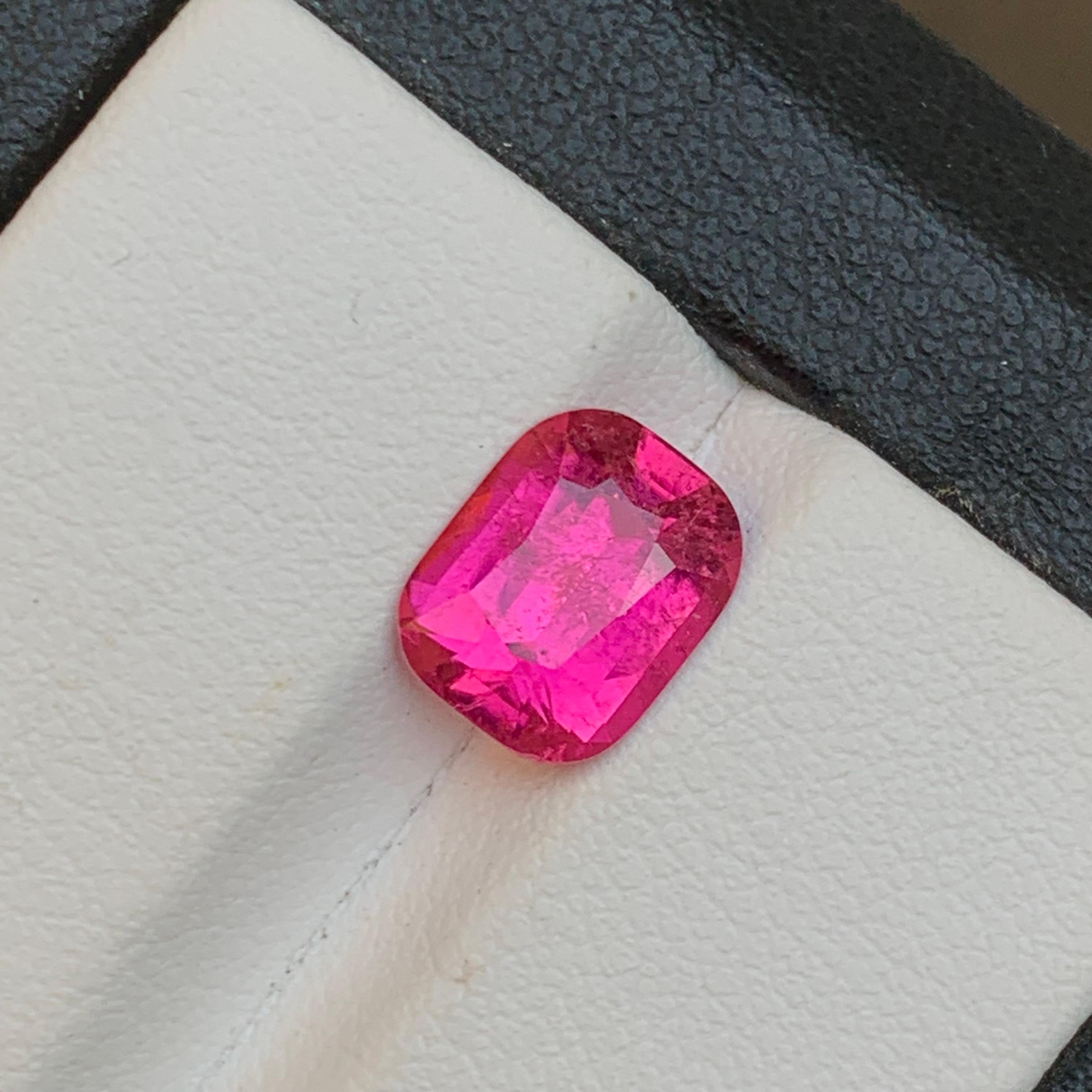 Anello con tormalina rubellite naturale rosa vivo, gemma sfusa da 2,30 carati con taglio a cuscino in vendita 3