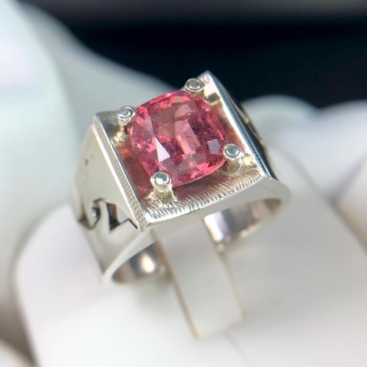 Vivid Pink Natural Tourmaline Gemstone Silver Ring Handmade Cushion Cut-Size 10 en vente 4